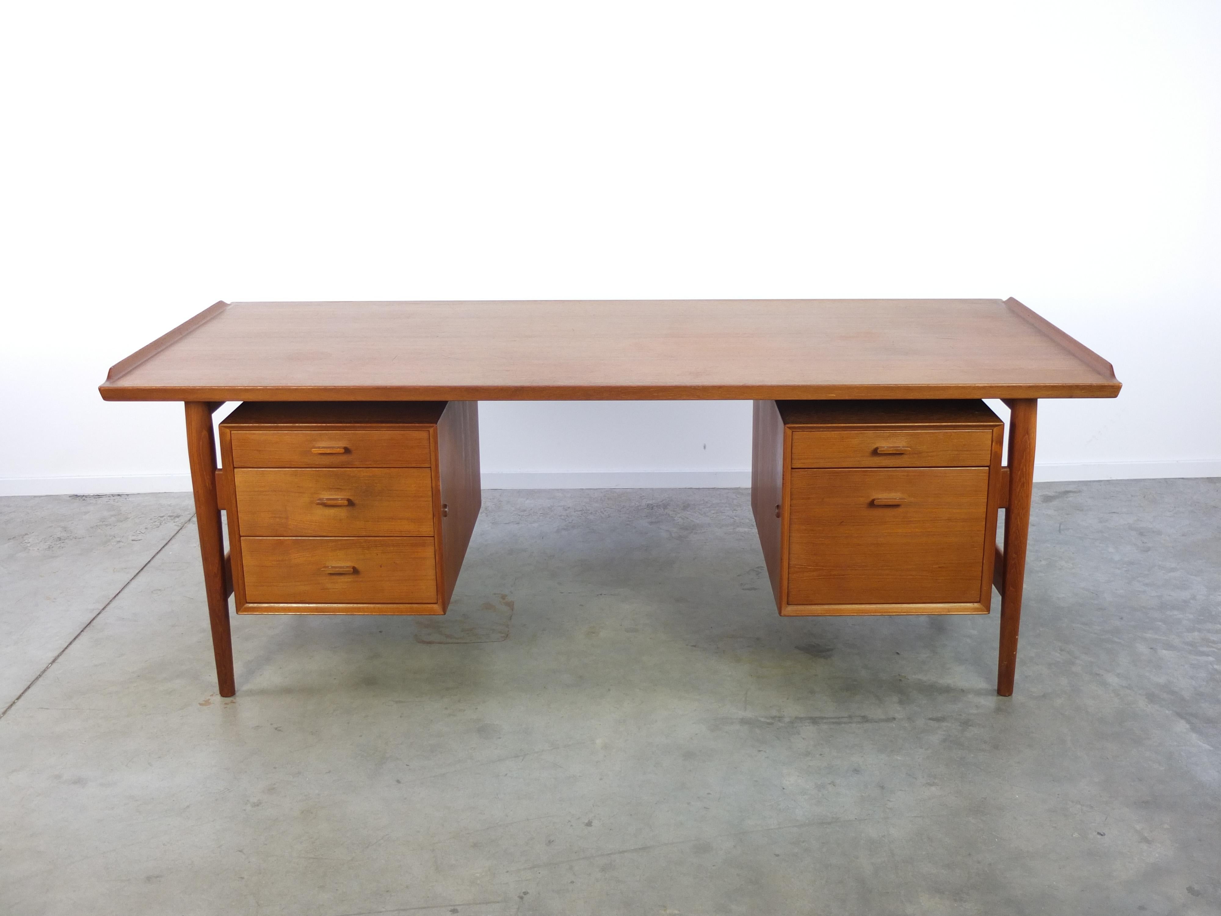 arne vodder desk