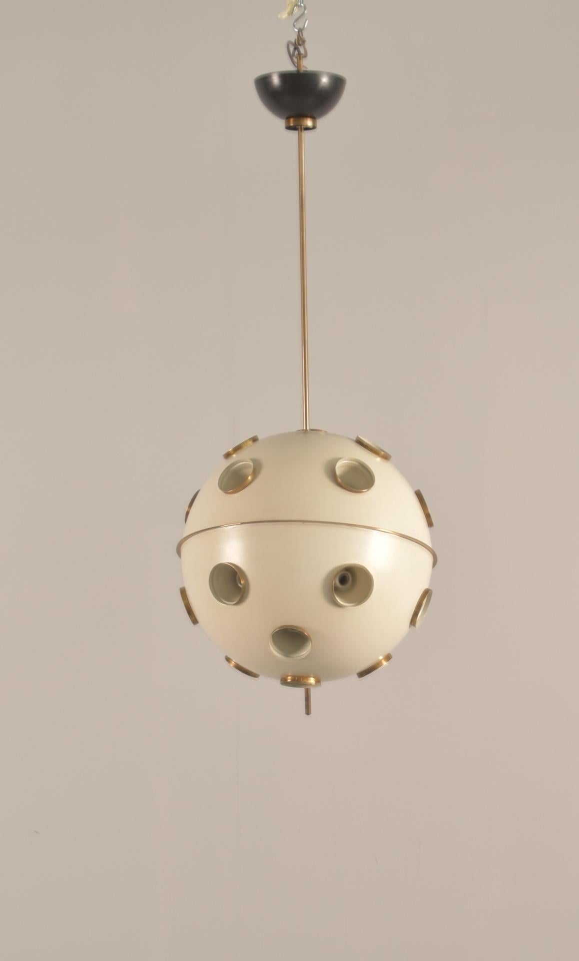 Large model 551 chandelier by Oscar Torlasco for Lumi. Designed and manufactured in Italy, circa 1960s. Original enameled metal, brass hardware. Original canopy.