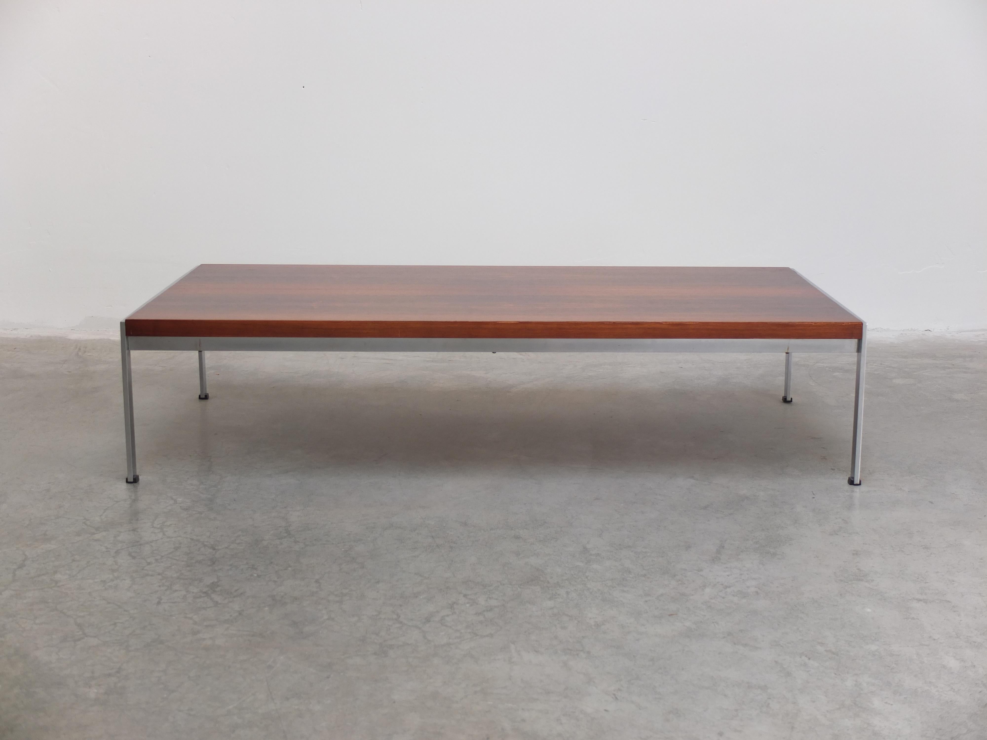 Large coffee table ‘model 867’ from the rare ‘020 series’ designed by Kho Liang Ie for Artifort in 1958. This example has a large rectangular top made of Rosewood with a very decorative woodgrain. The chromed metal base gives this piece a nice