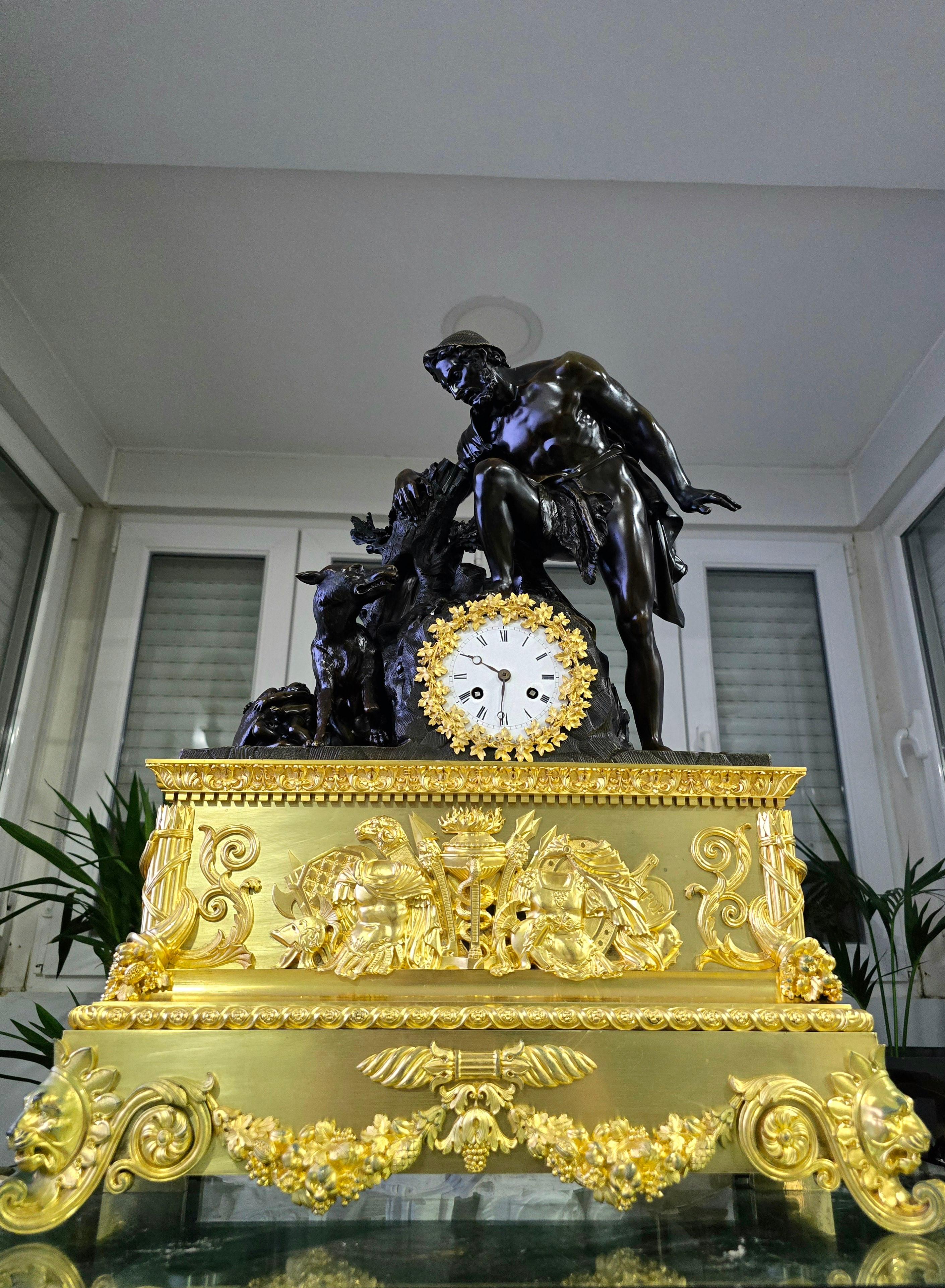 Large Model Empire Clock Depicting Faustulus Discovering Romulus and Remus In Good Condition For Sale In Madrid, ES