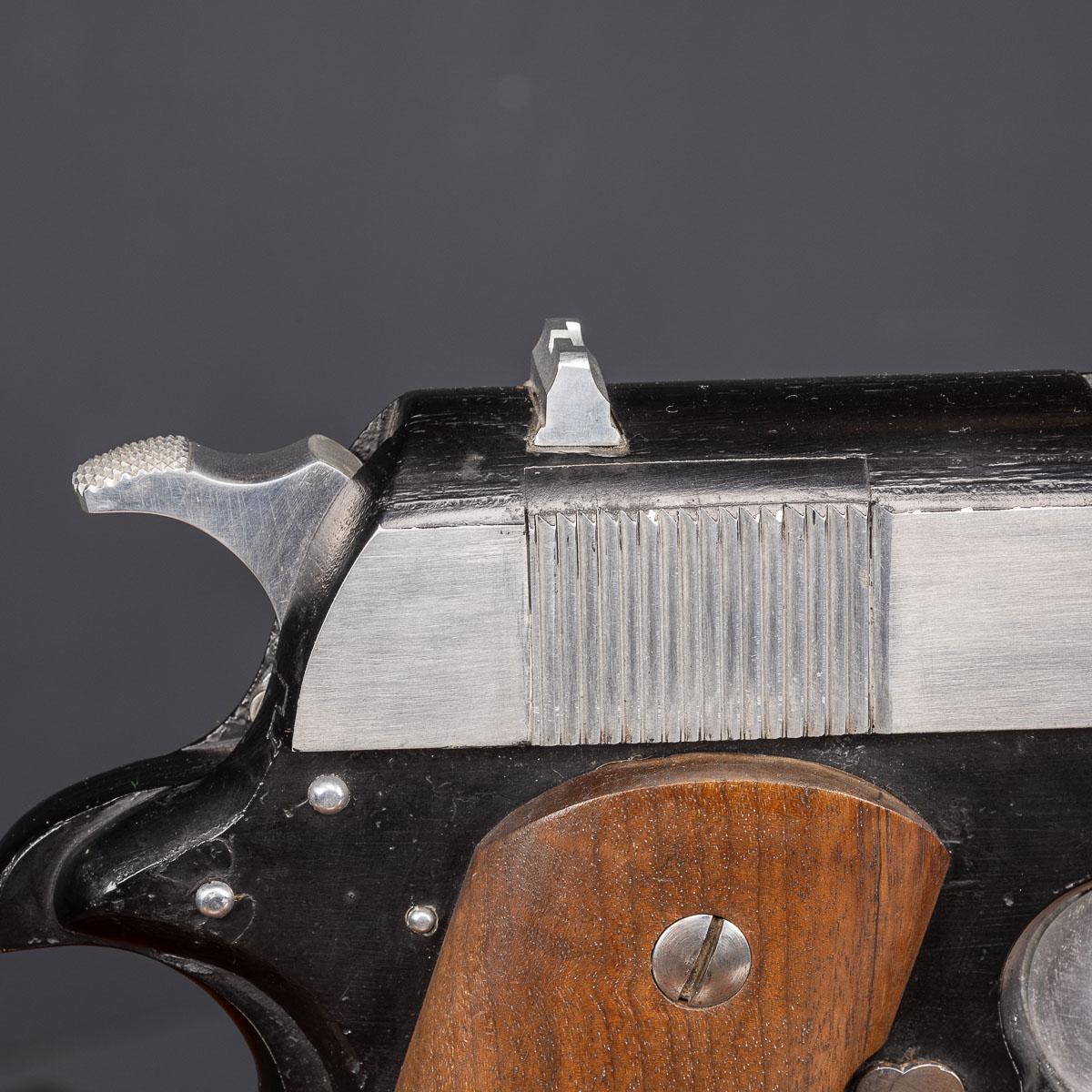 Grand modèle d'arme de poing M1911 Colt Government en vente 4