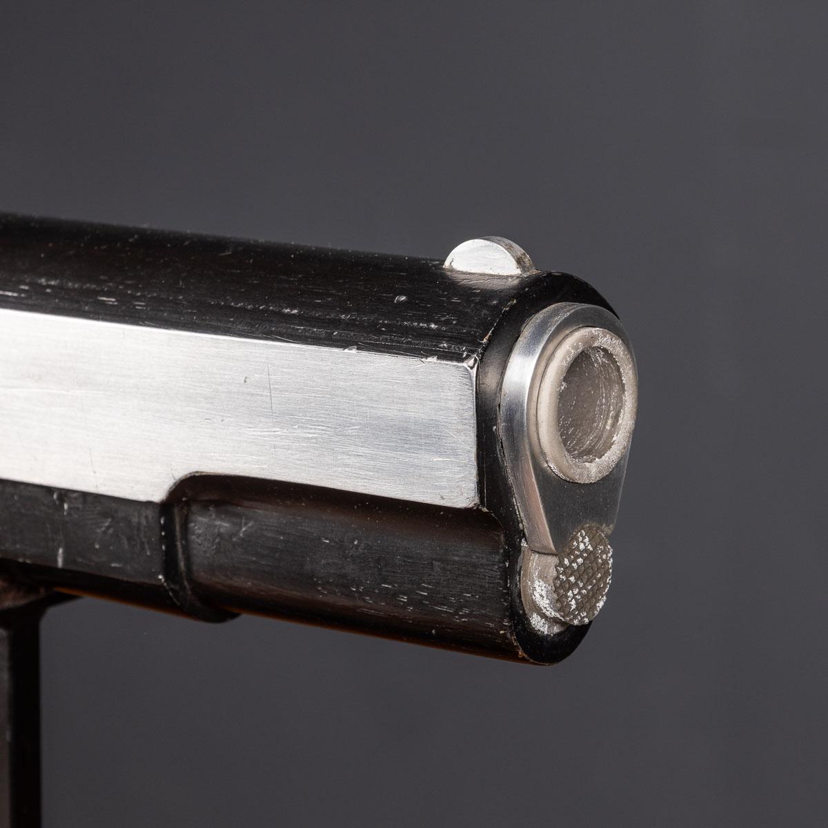 Modelo Grande De Una Pistola Colt M1911 Del Gobierno 9