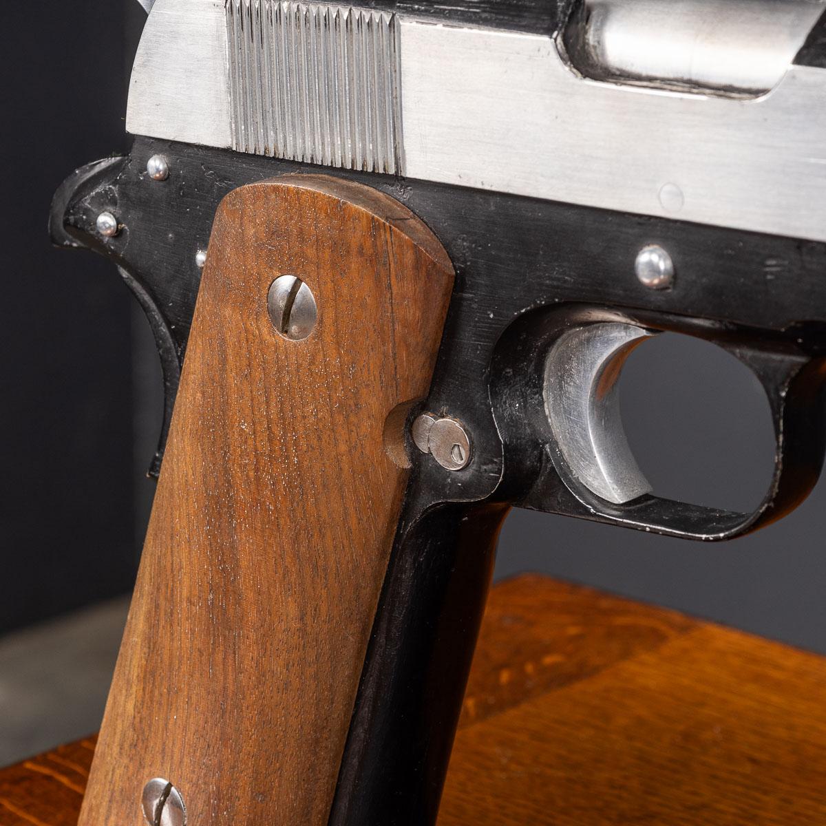 Modelo Grande De Una Pistola Colt M1911 Del Gobierno 10