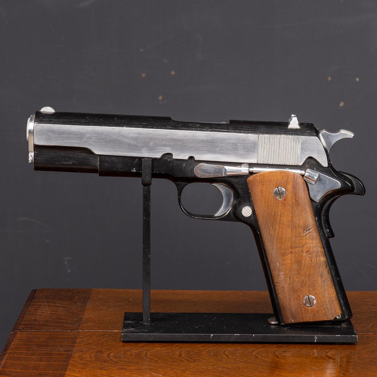 Large Model Of A M1911 Colt Government Handgun In Good Condition For Sale In Royal Tunbridge Wells, Kent