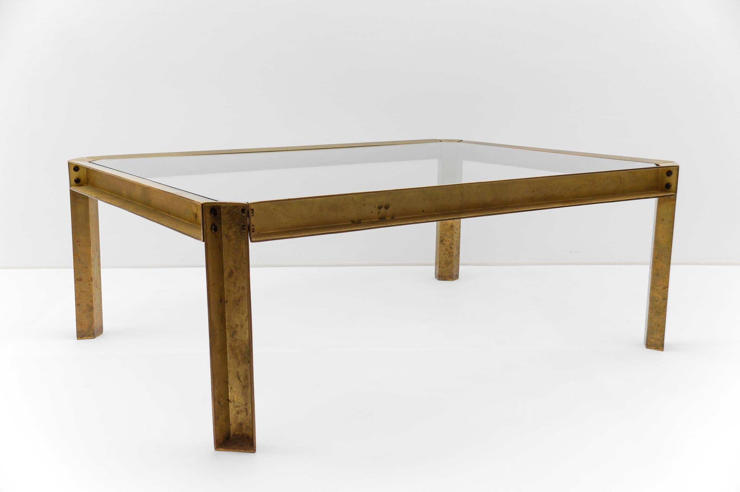Large Model T09 Brass and Glass Coffee Table by Peter Ghyczy, 1970s In Good Condition For Sale In Nürnberg, Bayern