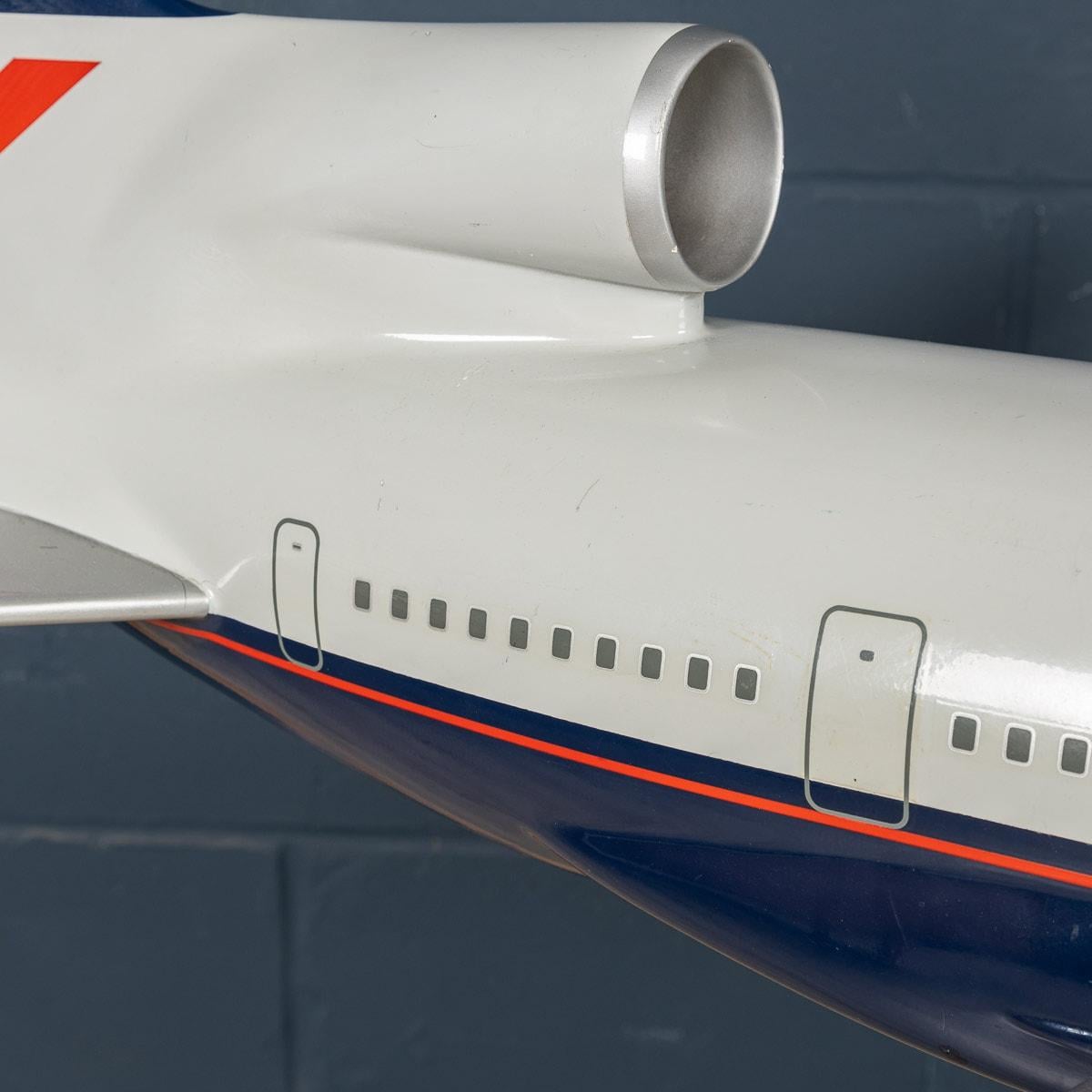 Grand modèle réduit d'avion Tristar avec un porteur « Landor » de British Airways, Angleterre en vente 10