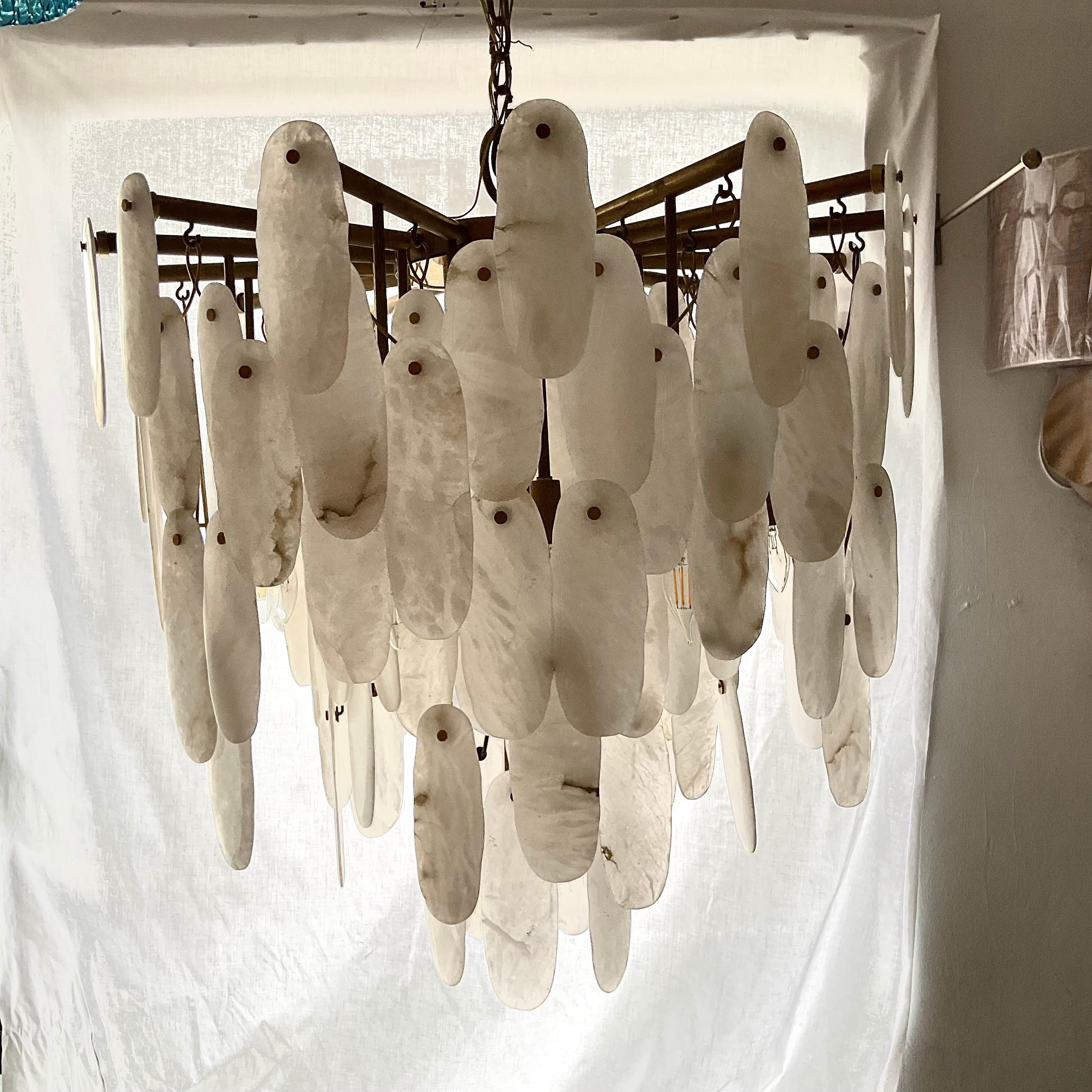 Large Modern Alabaster Raw Brass 29 Light Chandelier in vendita 3