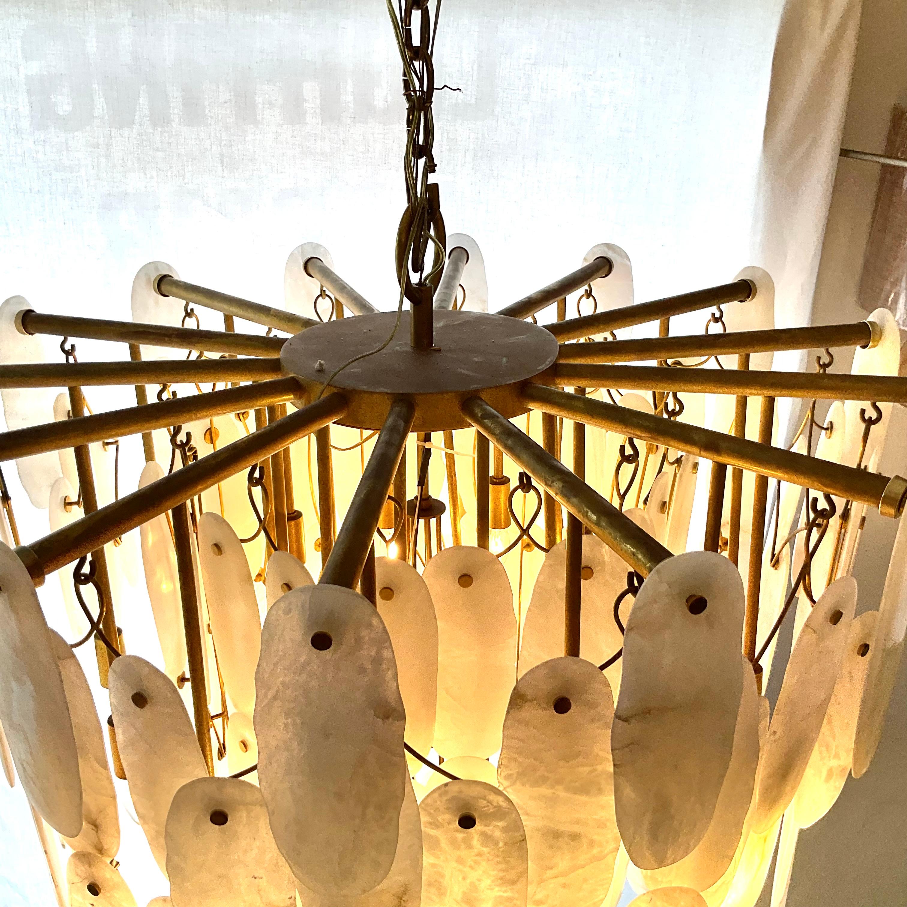 Large Modern Alabaster Raw Brass 29 Light Chandelier In condizioni buone in vendita a West Palm Beach, FL