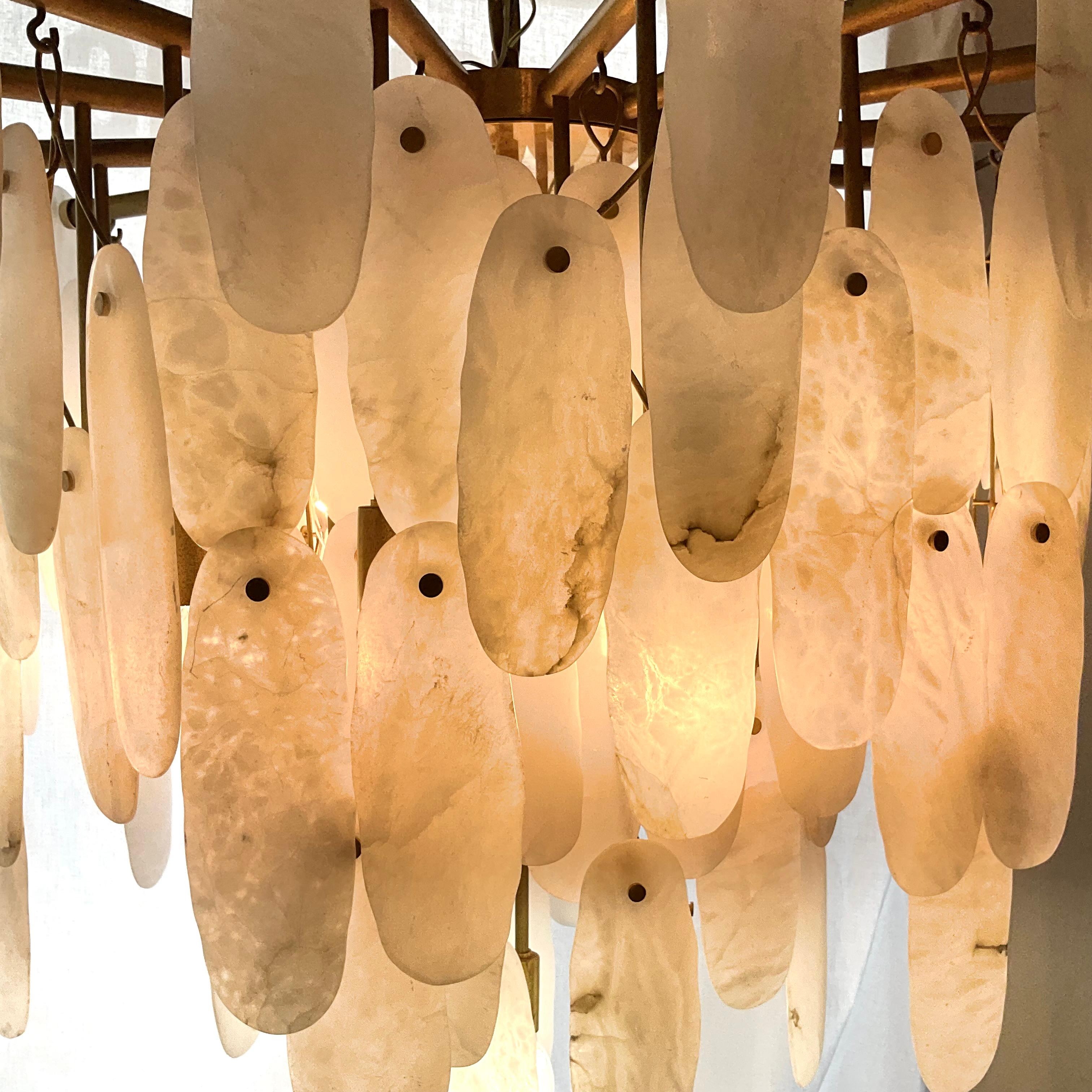 Fine XX secolo Large Modern Alabaster Raw Brass 29 Light Chandelier in vendita