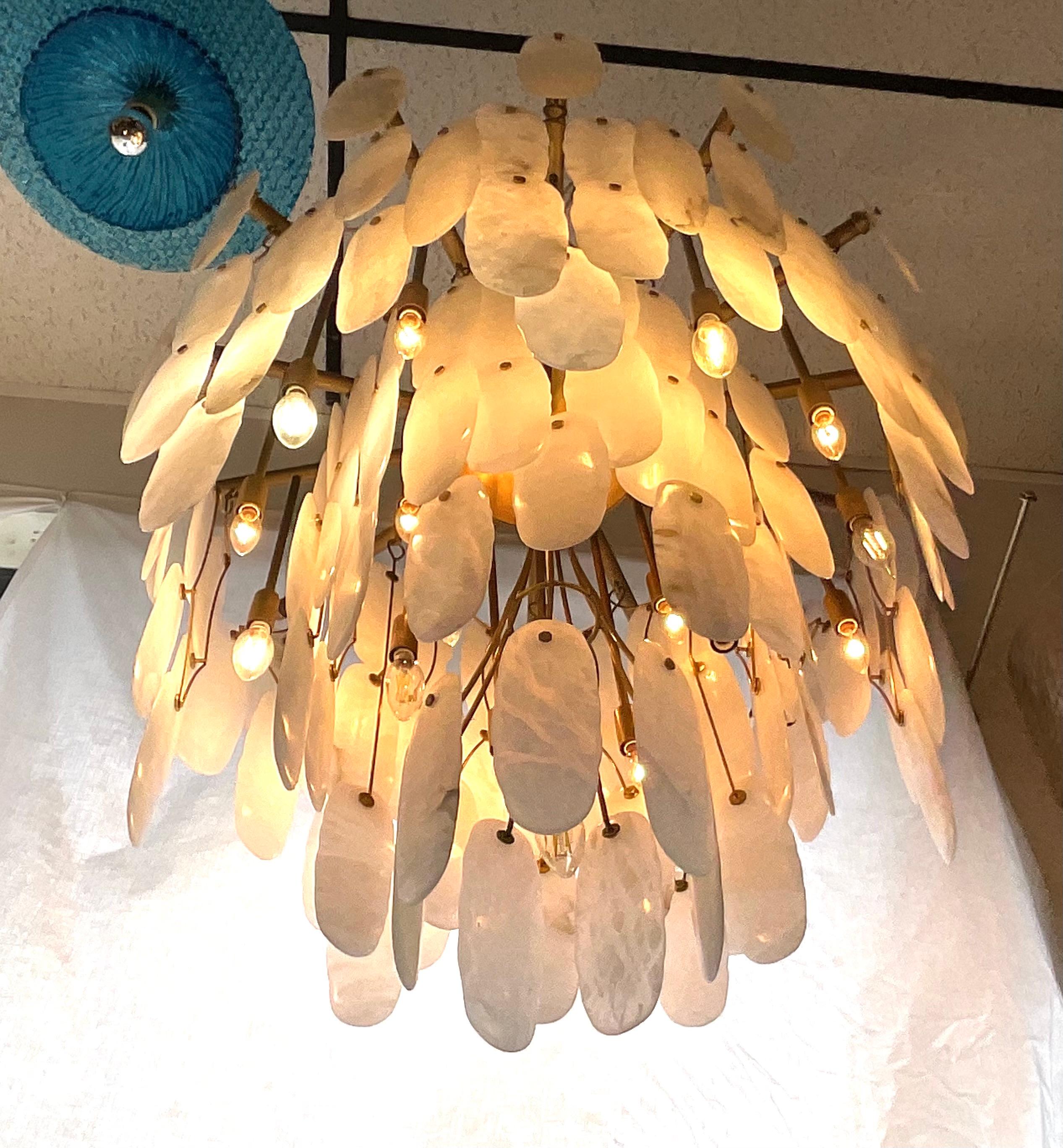 Ottone Large Modern Alabaster Raw Brass 29 Light Chandelier in vendita