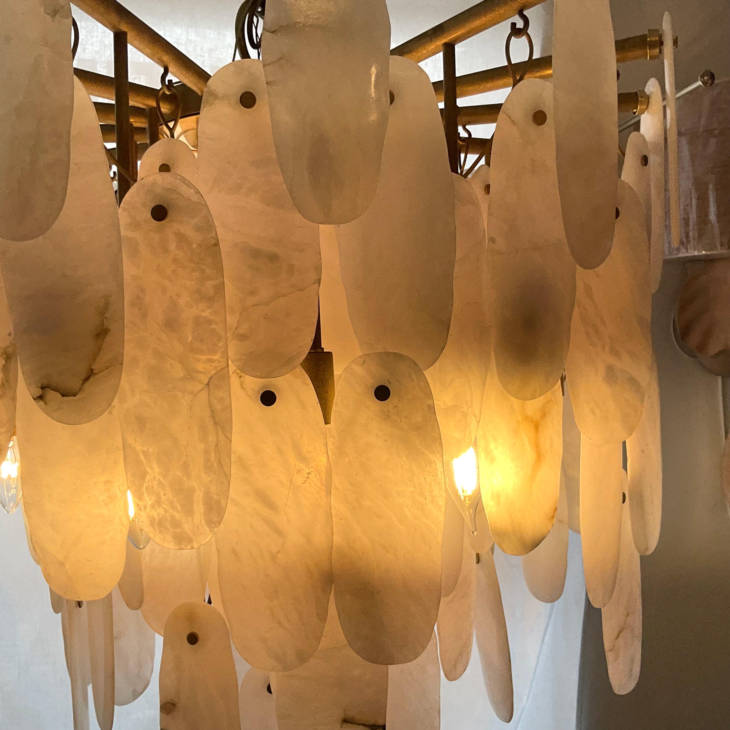 Large Modern Alabaster Raw Brass 29 Light Chandelier in vendita 1