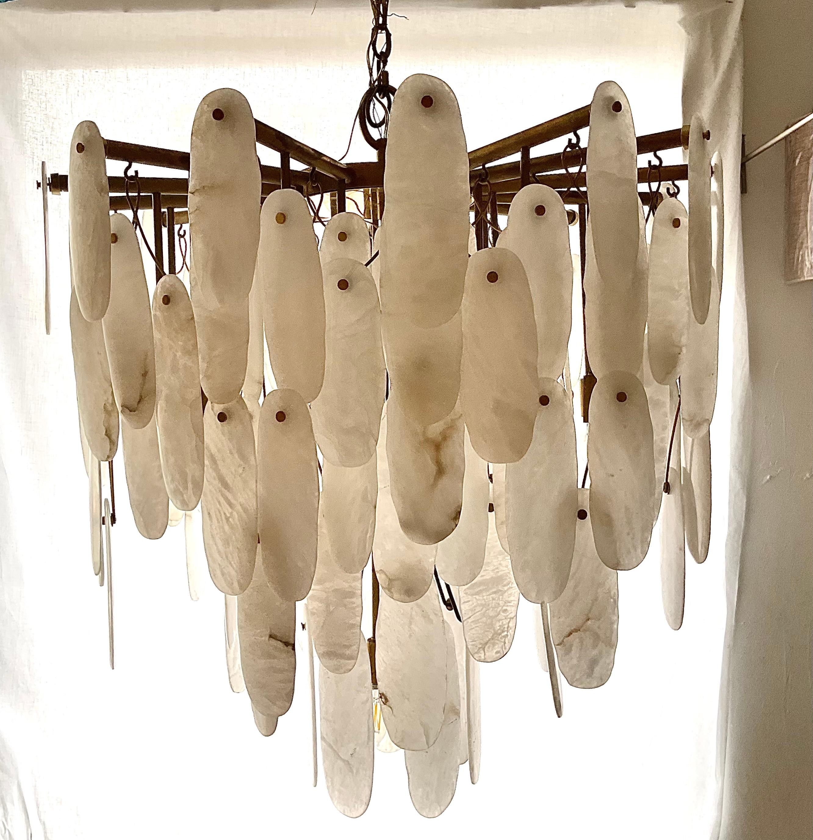 Large Modern Alabaster Raw Brass 29 Light Chandelier in vendita 2