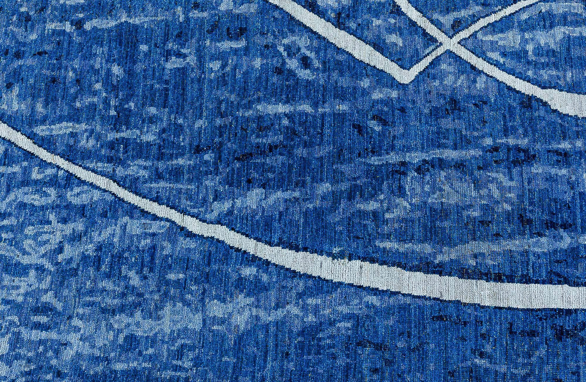 Indiano Grande tappeto blu in stile Art Deco moderno di Doris Leslie Blau in vendita