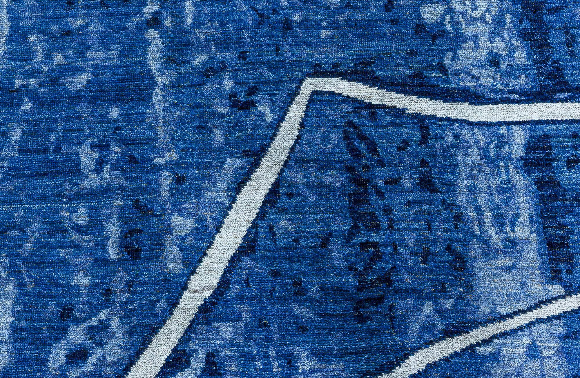 XXI secolo e contemporaneo Grande tappeto blu in stile Art Deco moderno di Doris Leslie Blau in vendita