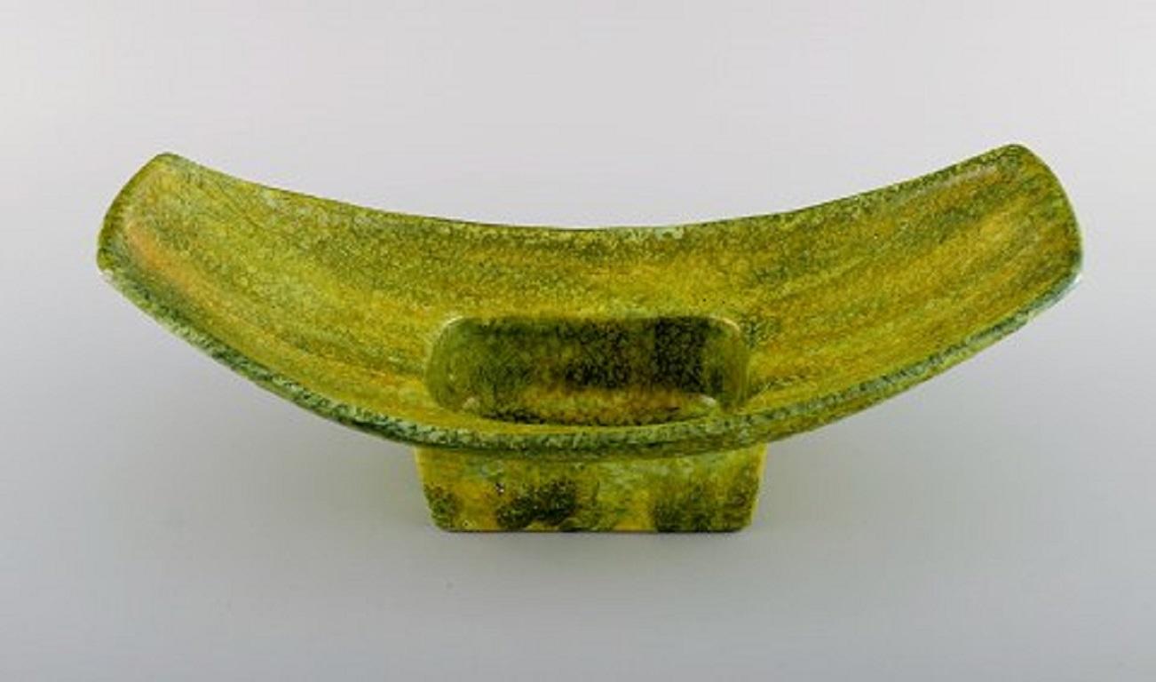 Large modern Bitossi bowl in glazed ceramics. Beautiful glaze in yellow and lime green shades. 1960s.
Measures: 33 x 11.5 cm.
In excellent condition.
Signed.