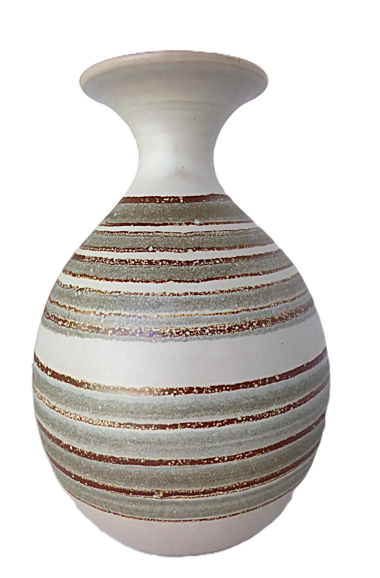 Mary Gumà ( née en 1951 en Catalogne, Espagne ) 1980 grand récipient en poterie fait à la main avec un motif rayé. Vase de forme bulbeuse s'effilant vers un sommet évasé, corps blanc cassé avec des rayures bleu acier grisâtre et marron traversant