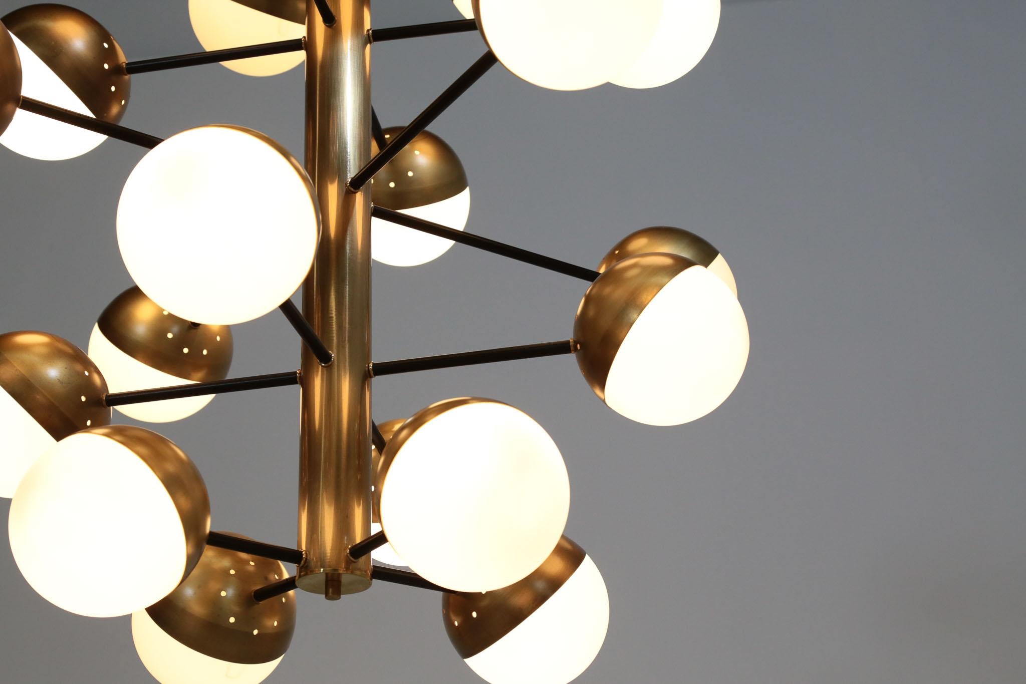 Grand lustre moderne italien à 20 lumières avec lustre de style Stilnovo en vente 3