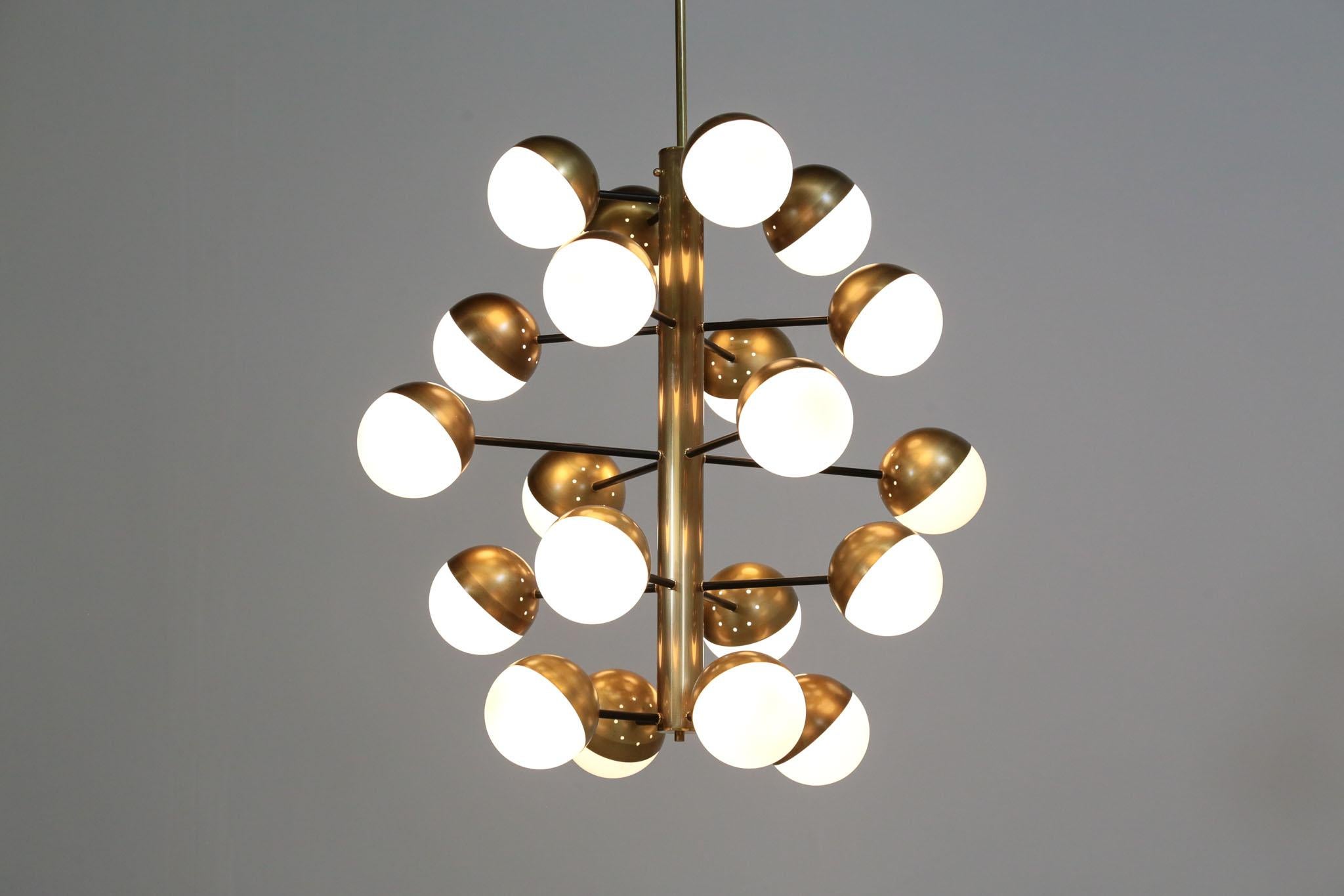 Européen Grand lustre moderne italien à 20 lumières avec lustre de style Stilnovo en vente