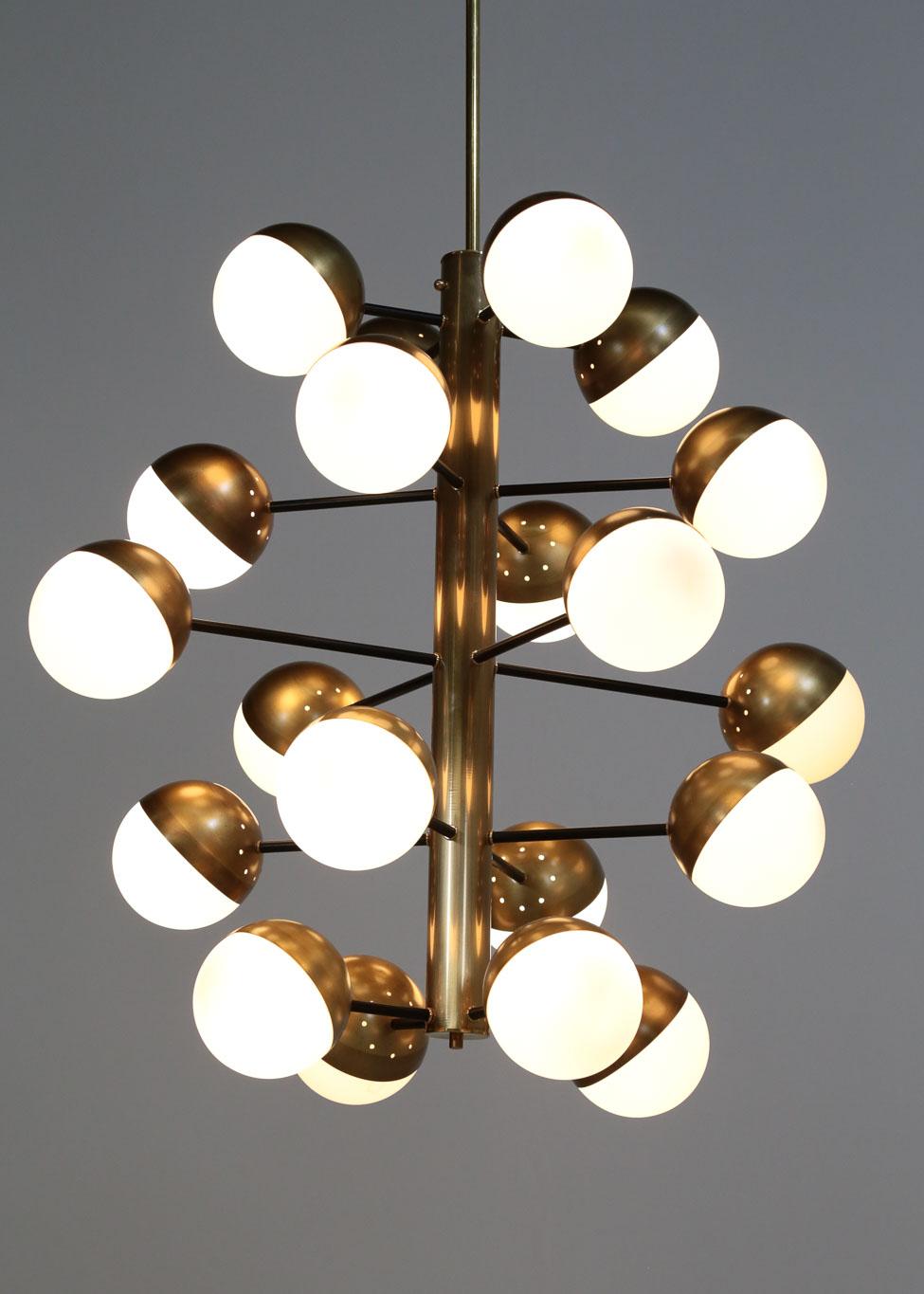 Grand lustre moderne italien à 20 lumières avec lustre de style Stilnovo Excellent état - En vente à Lyon, FR