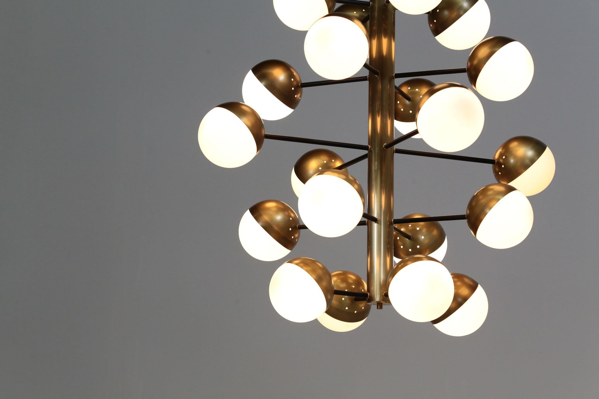 Laiton Grand lustre moderne italien à 20 lumières avec lustre de style Stilnovo en vente
