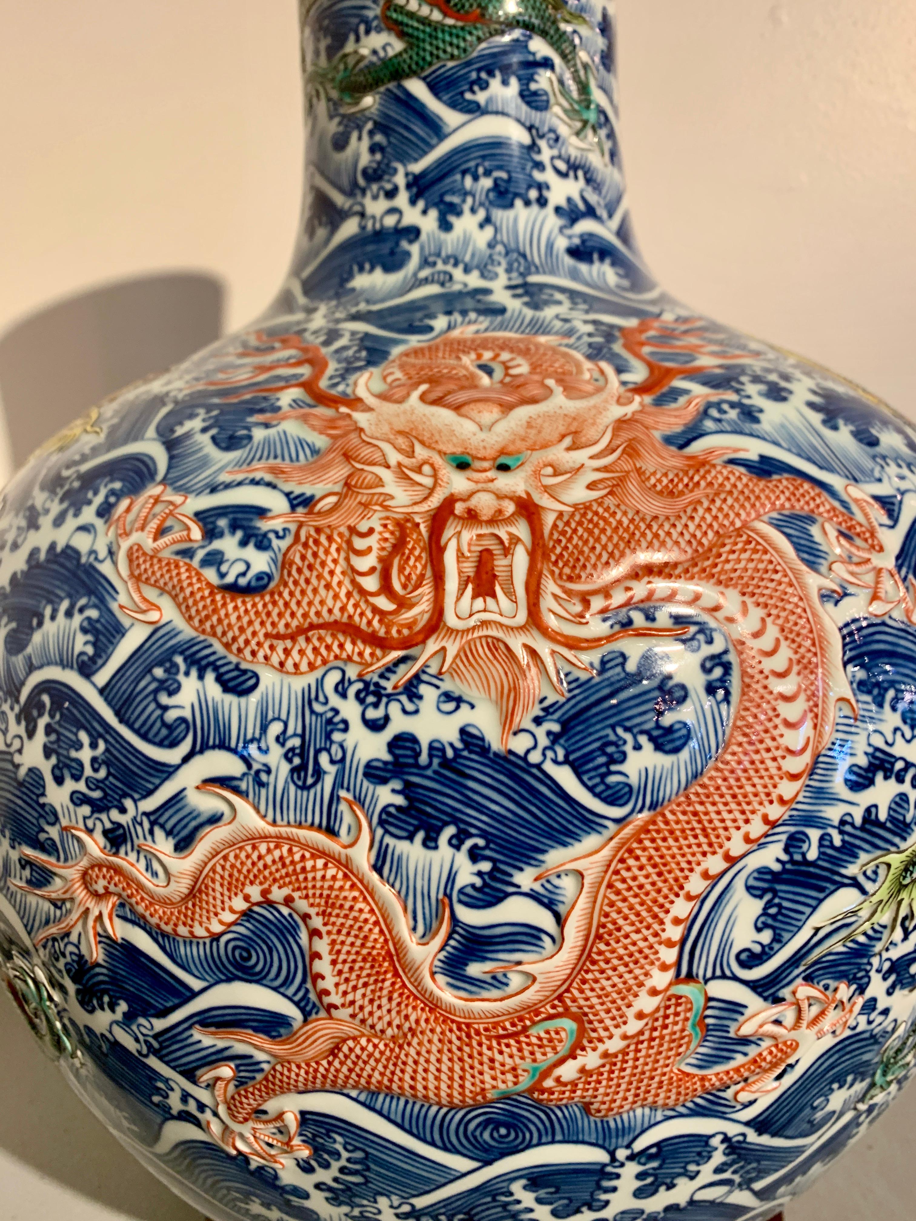 Porcelaine Grand vase moderne en porcelaine de Chine à neuf dragons sur un stand en Wood, Chine en vente