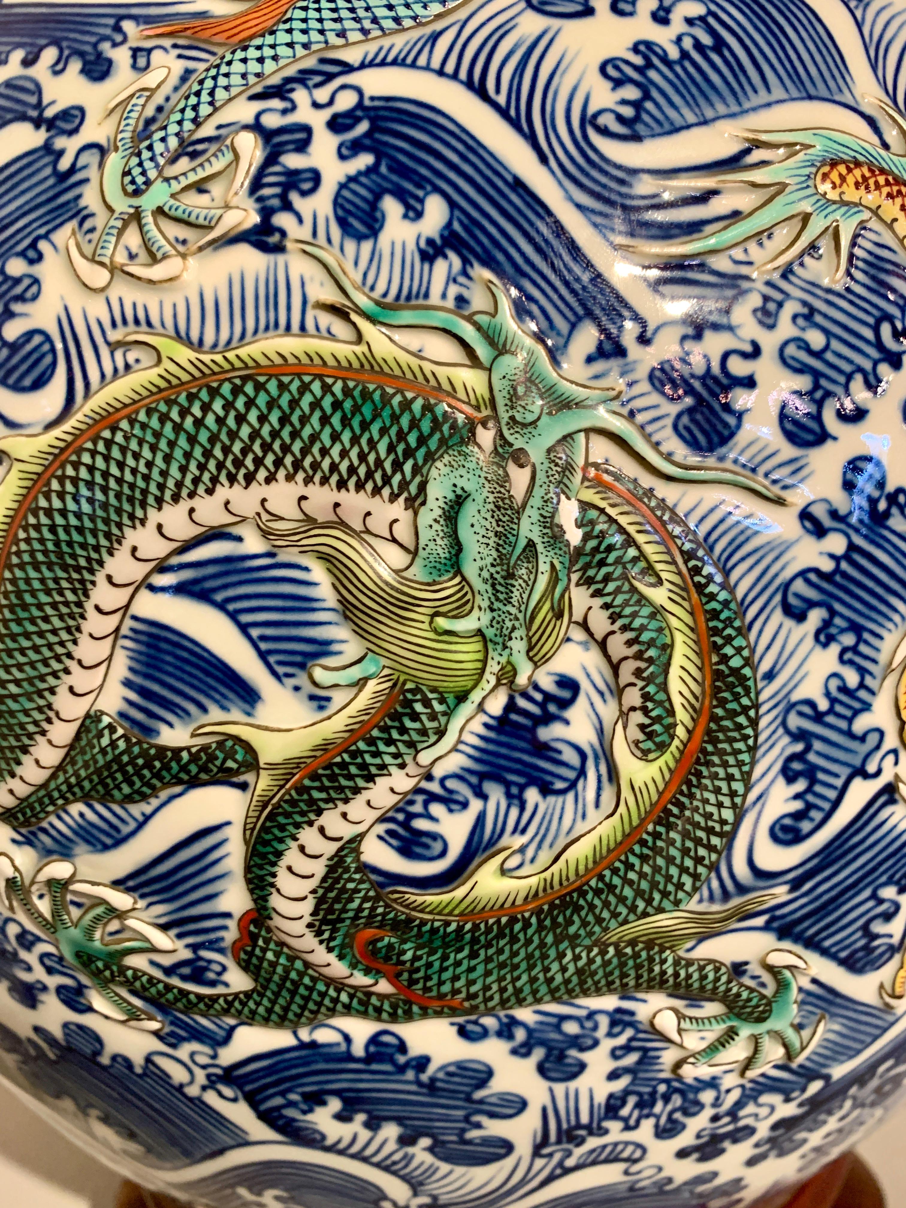 Große moderne chinesische Porzellanvase mit neun Drachen auf einem Stand aus Holz, China im Angebot 6