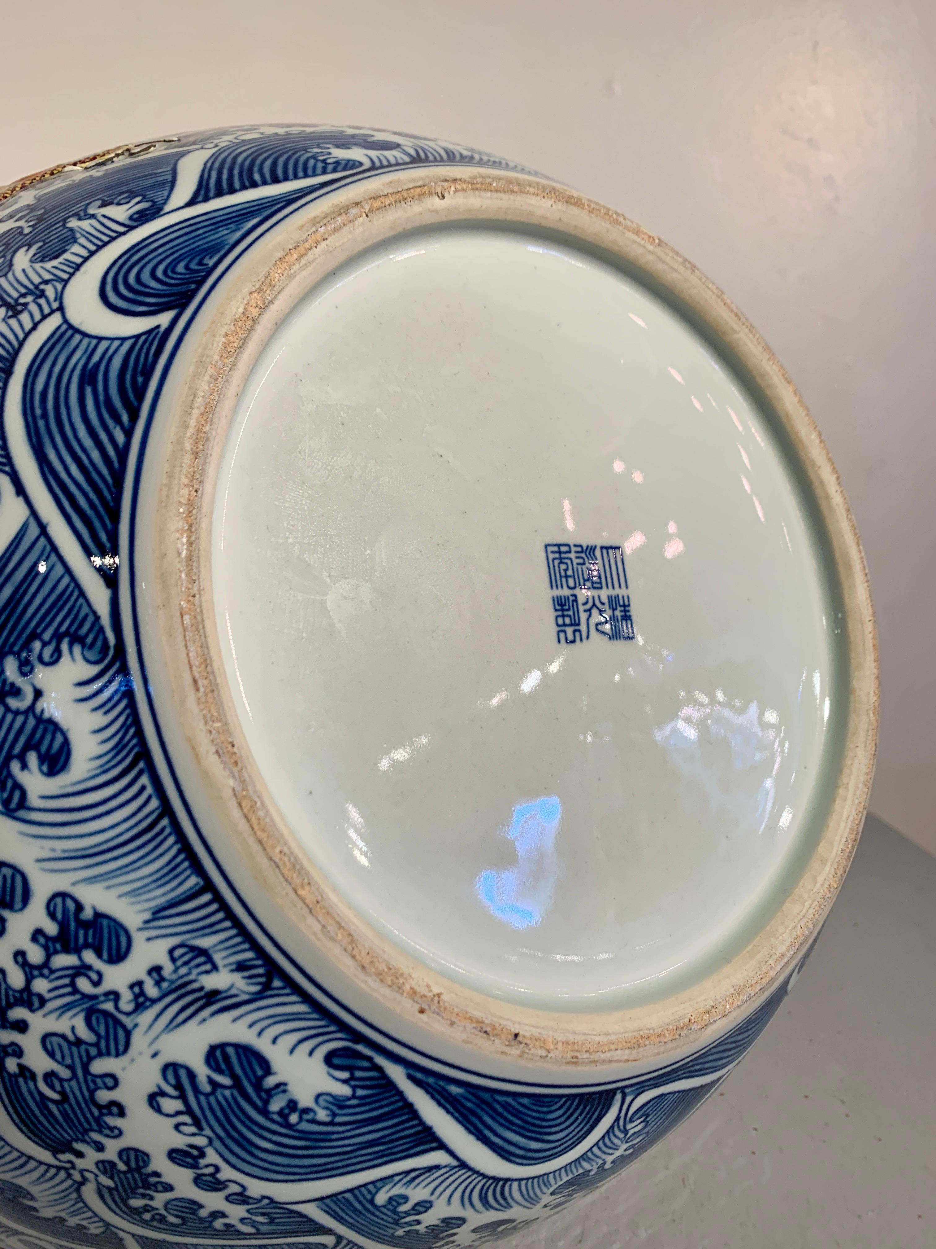 Große moderne chinesische Porzellanvase mit neun Drachen auf einem Stand aus Holz, China im Angebot 8