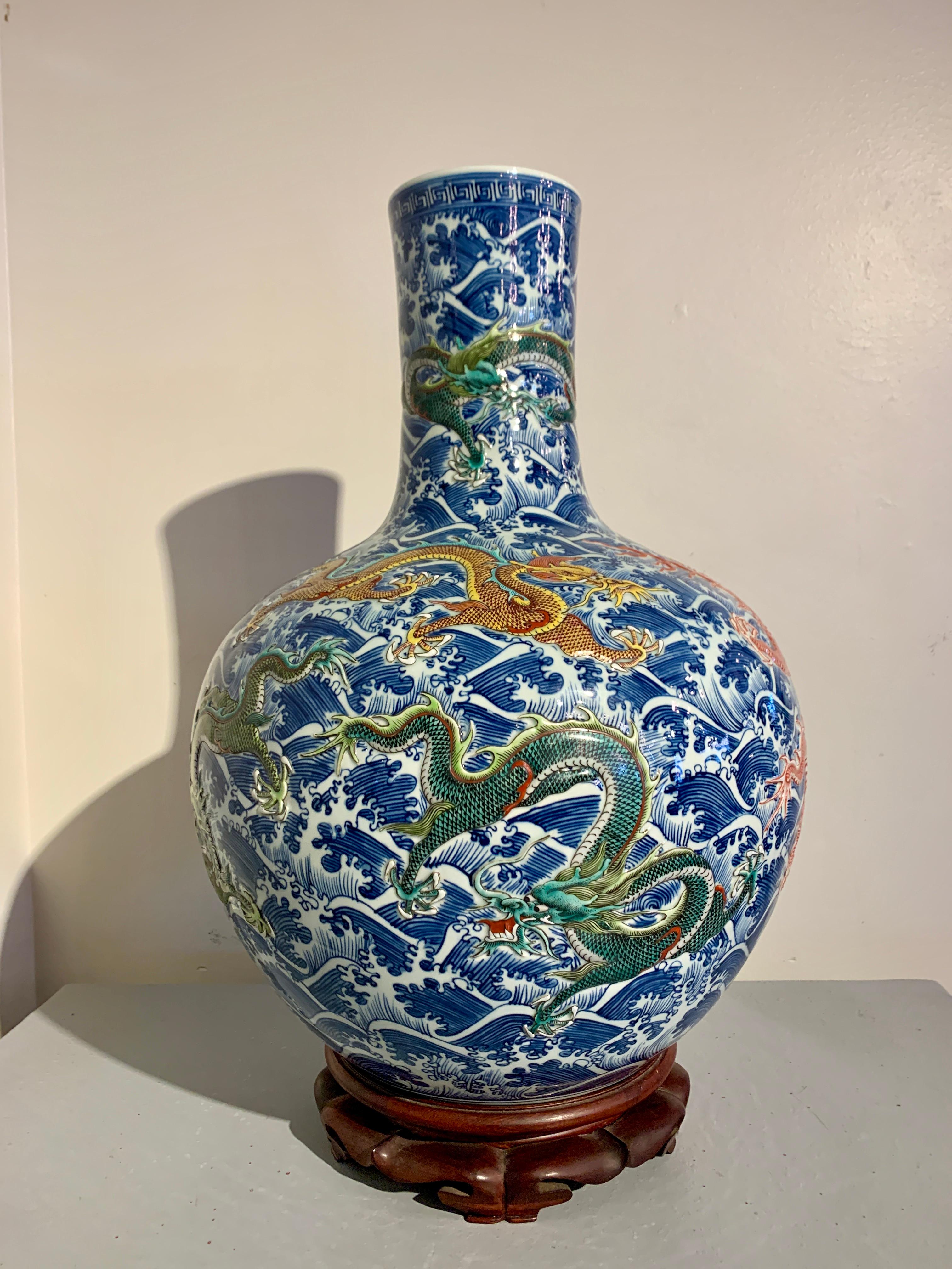 Un grand et impressionnant vase tianqiuping à neuf dragons en porcelaine chinoise, moderne, début des années 2000, Chine.

Vase massif en porcelaine chinoise de forme traditionnelle tianqiuping, avec un corps globulaire robuste et un haut col
