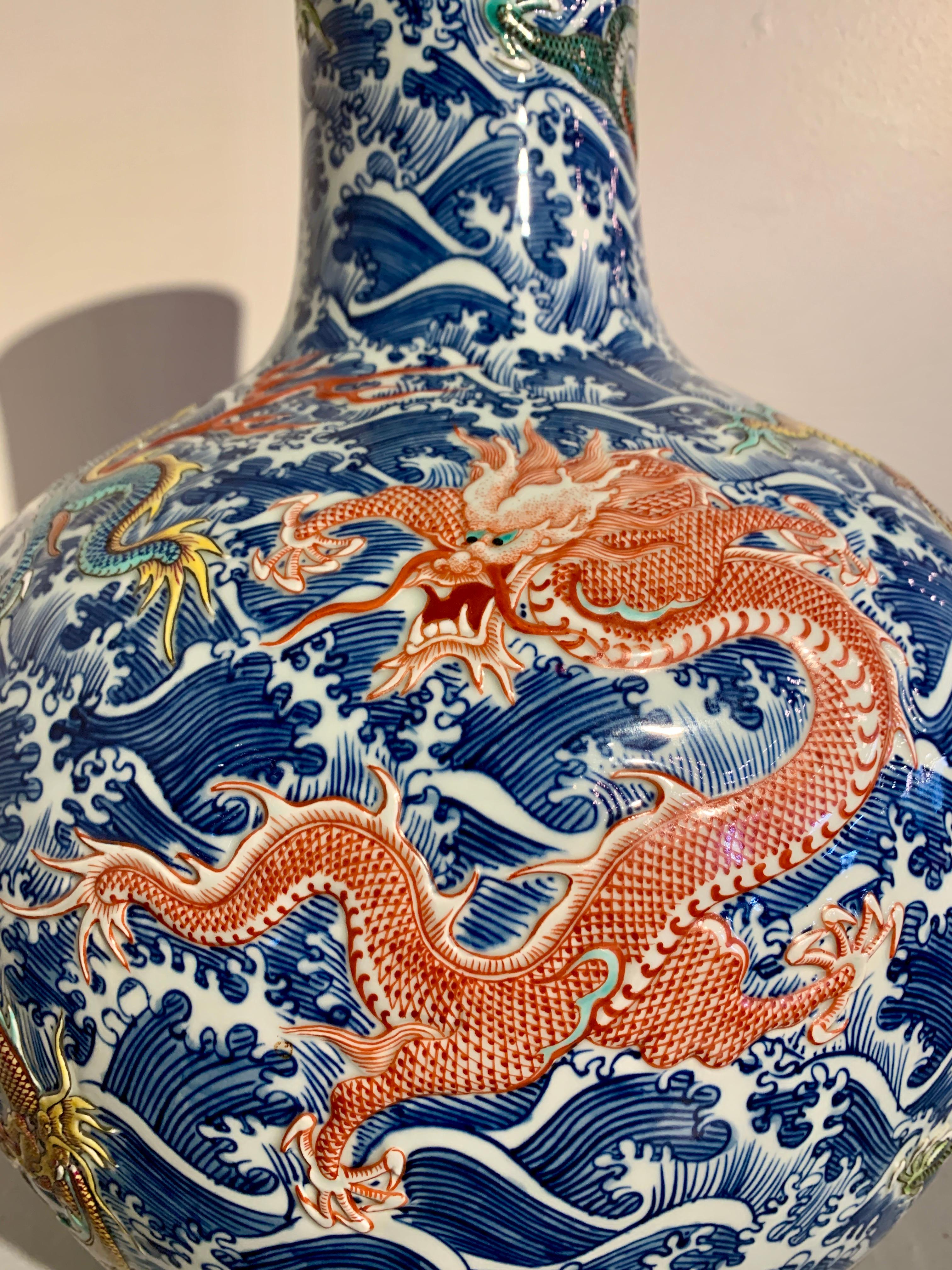Qing Grand vase moderne en porcelaine de Chine à neuf dragons sur un stand en Wood, Chine en vente