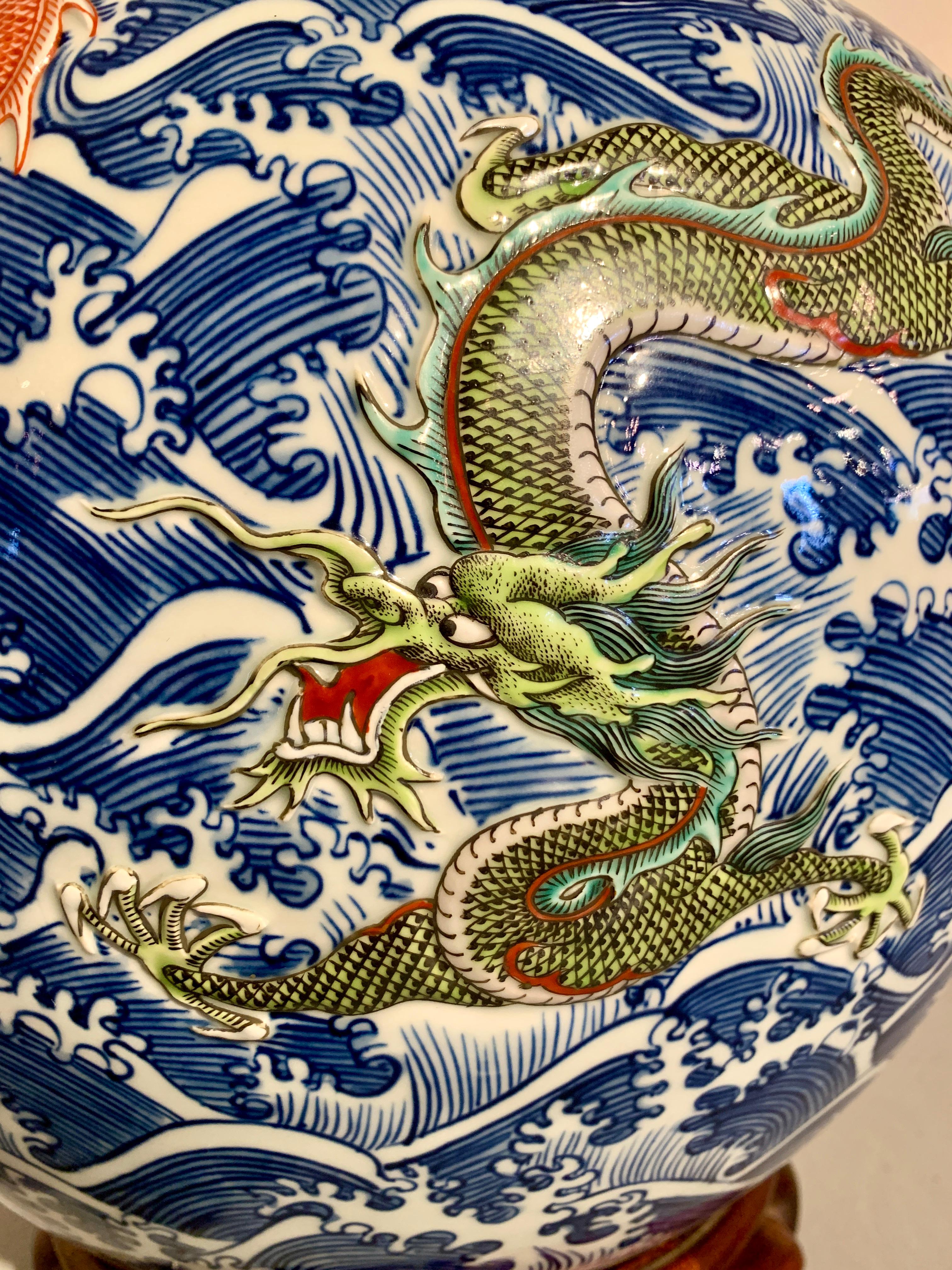 Chinois Grand vase moderne en porcelaine de Chine à neuf dragons sur un stand en Wood, Chine en vente