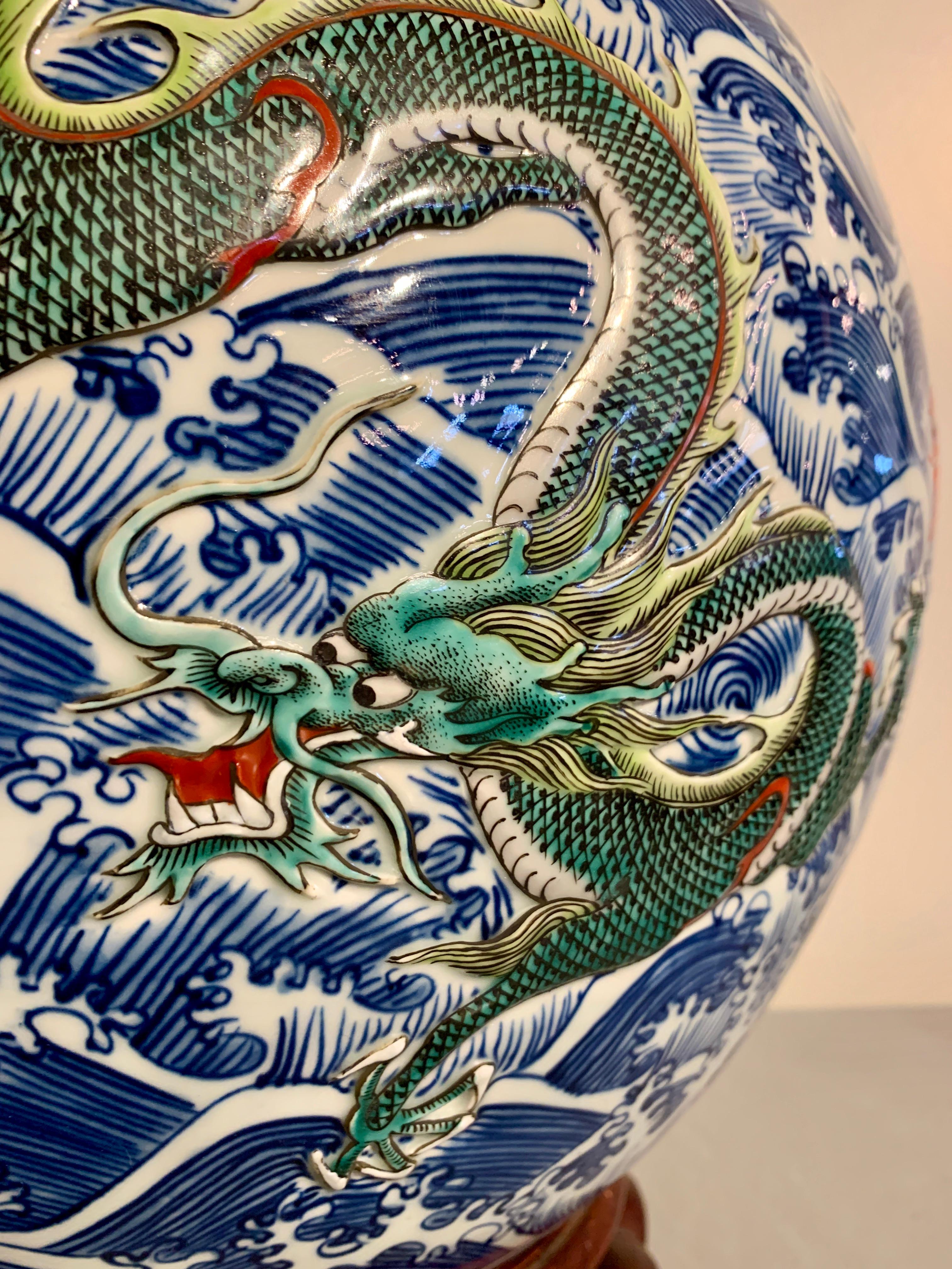Émaillé Grand vase moderne en porcelaine de Chine à neuf dragons sur un stand en Wood, Chine en vente
