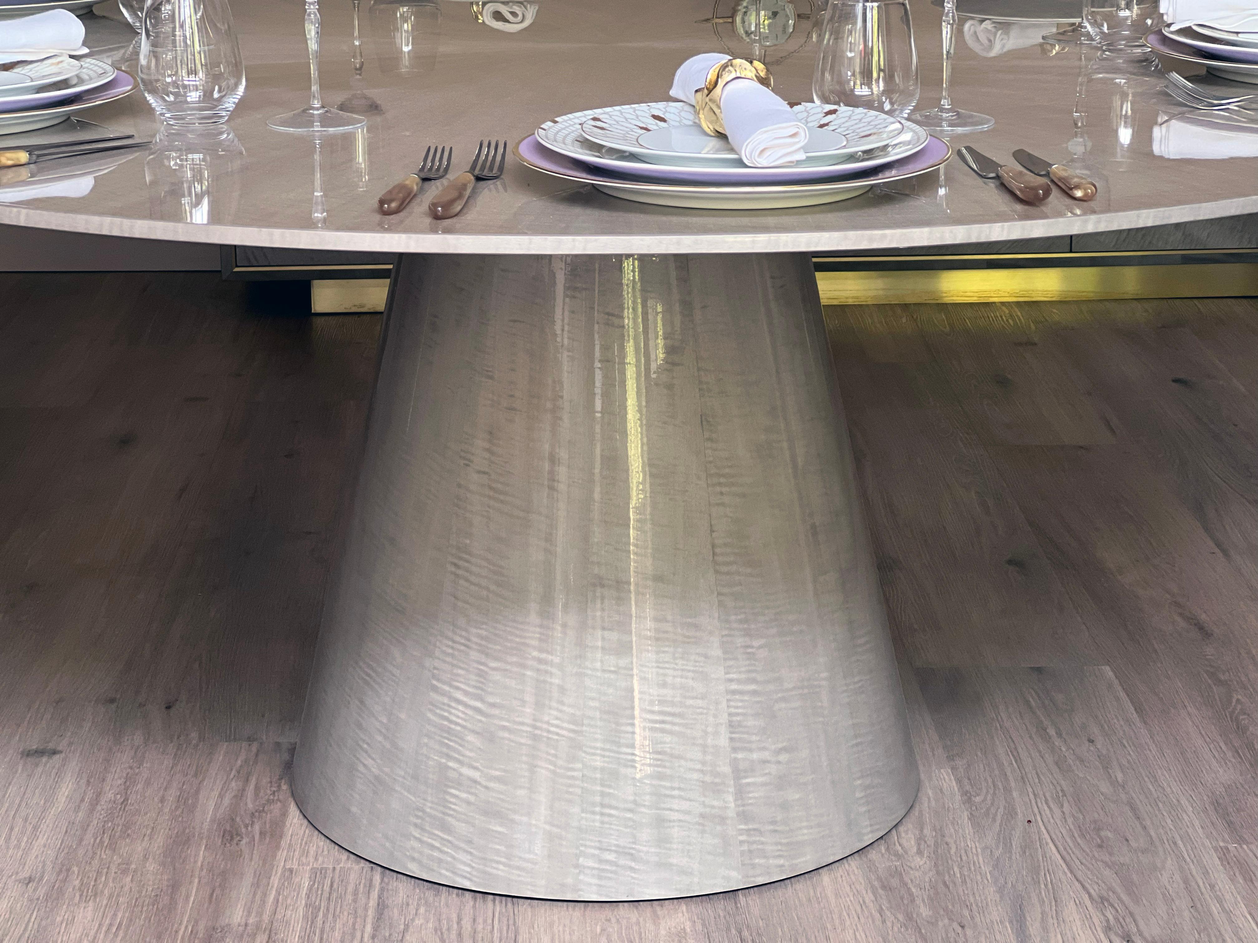 Großer moderner runder lackierter grauer Esstisch aus Holz  (Britisch) im Angebot
