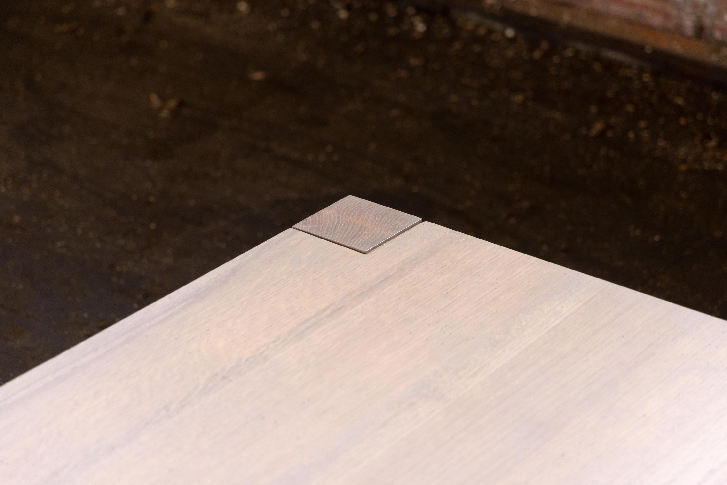 American Craftsman Grande table basse moderne de style Parsons en chêne rustique avec teinte grise en vente