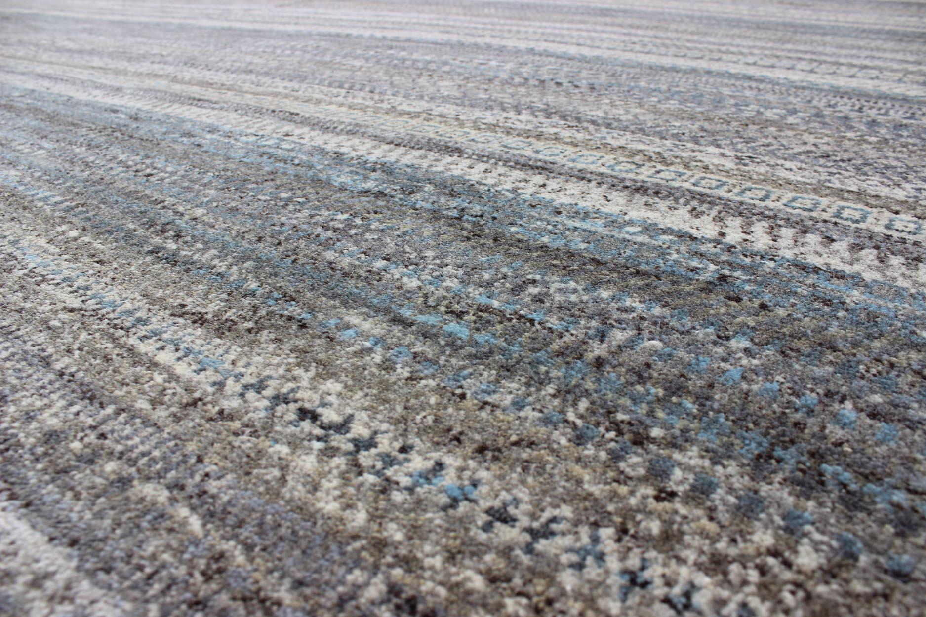 Großer gestreifter Teppich in modernem Design in Blau, Grau, Creme, Creme und Holzkohle (Indisch) im Angebot