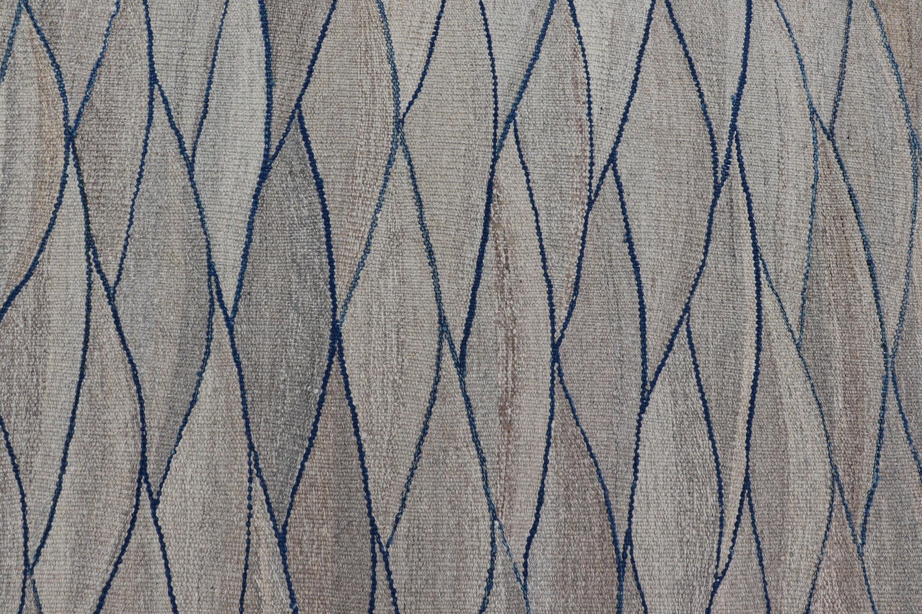 Großer moderner Flachgewebe-Kelim aus Wolle mit grauen und kräftigen Blautönen (Afghanisch) im Angebot