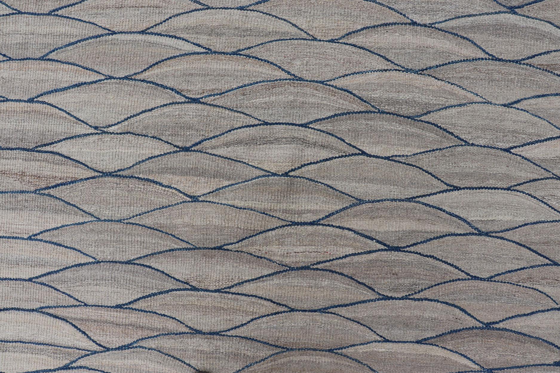 Großer moderner Flachgewebe-Kelim aus Wolle mit grauen und kräftigen Blautönen (Handgewebt) im Angebot