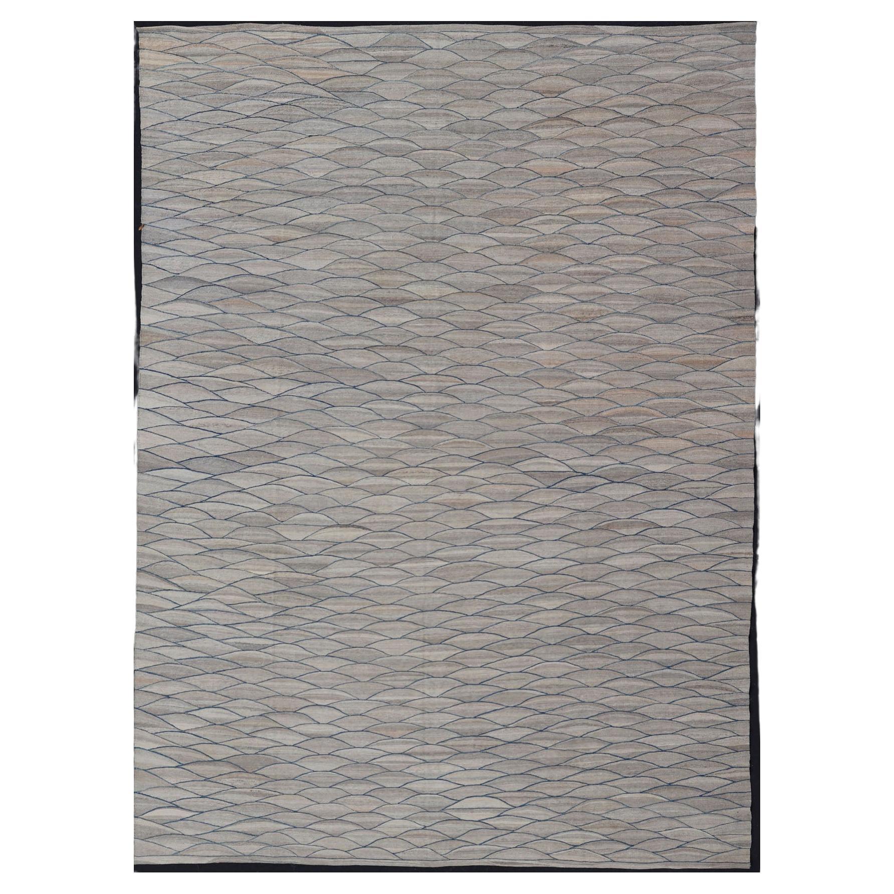 Grand Kilim moderne à tissage plat en laine avec des nuances de gris et de bleu riche