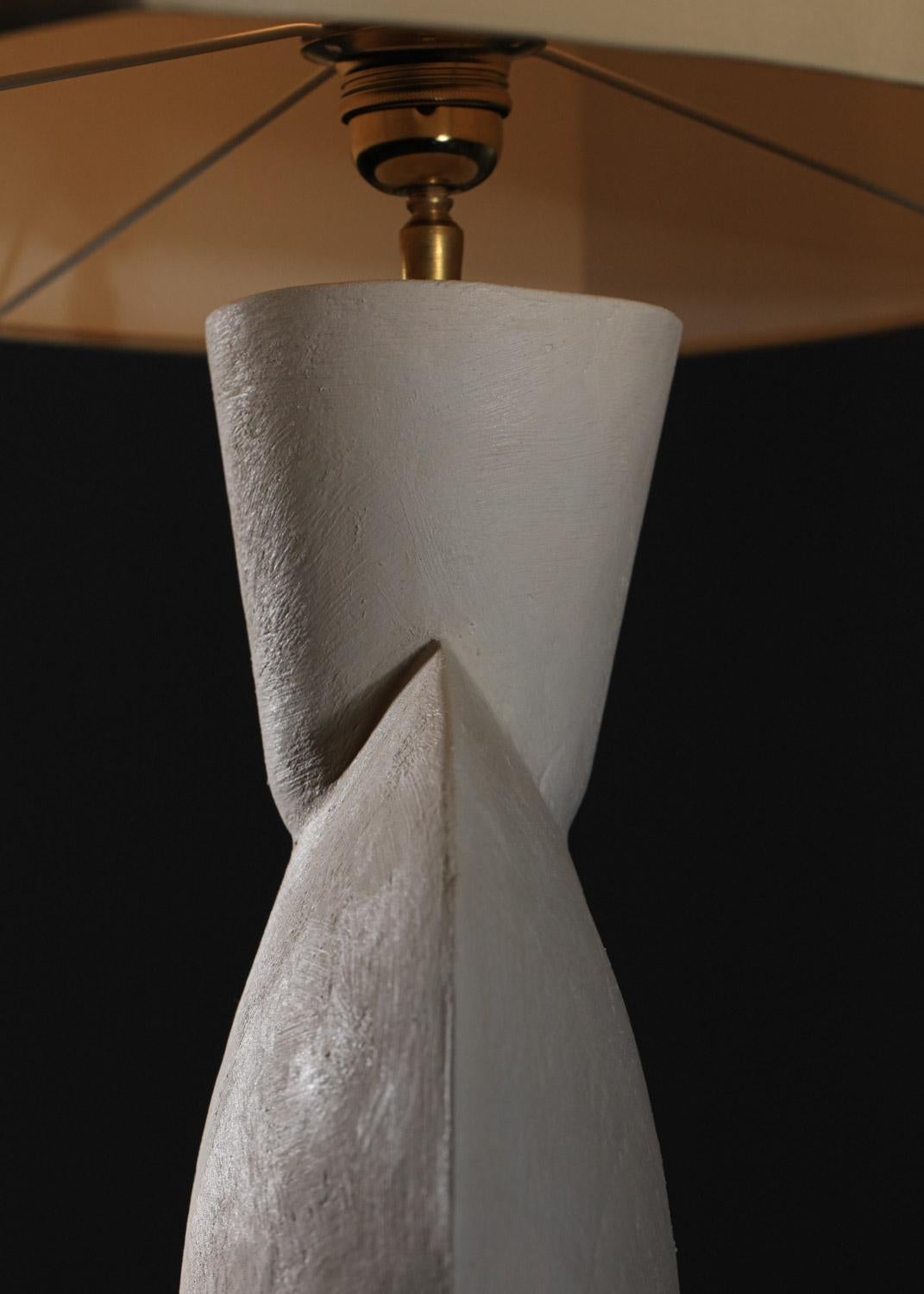 Grande lampe géométrique moderne en plâtre dans le style de Diego Giacometti  en vente 10