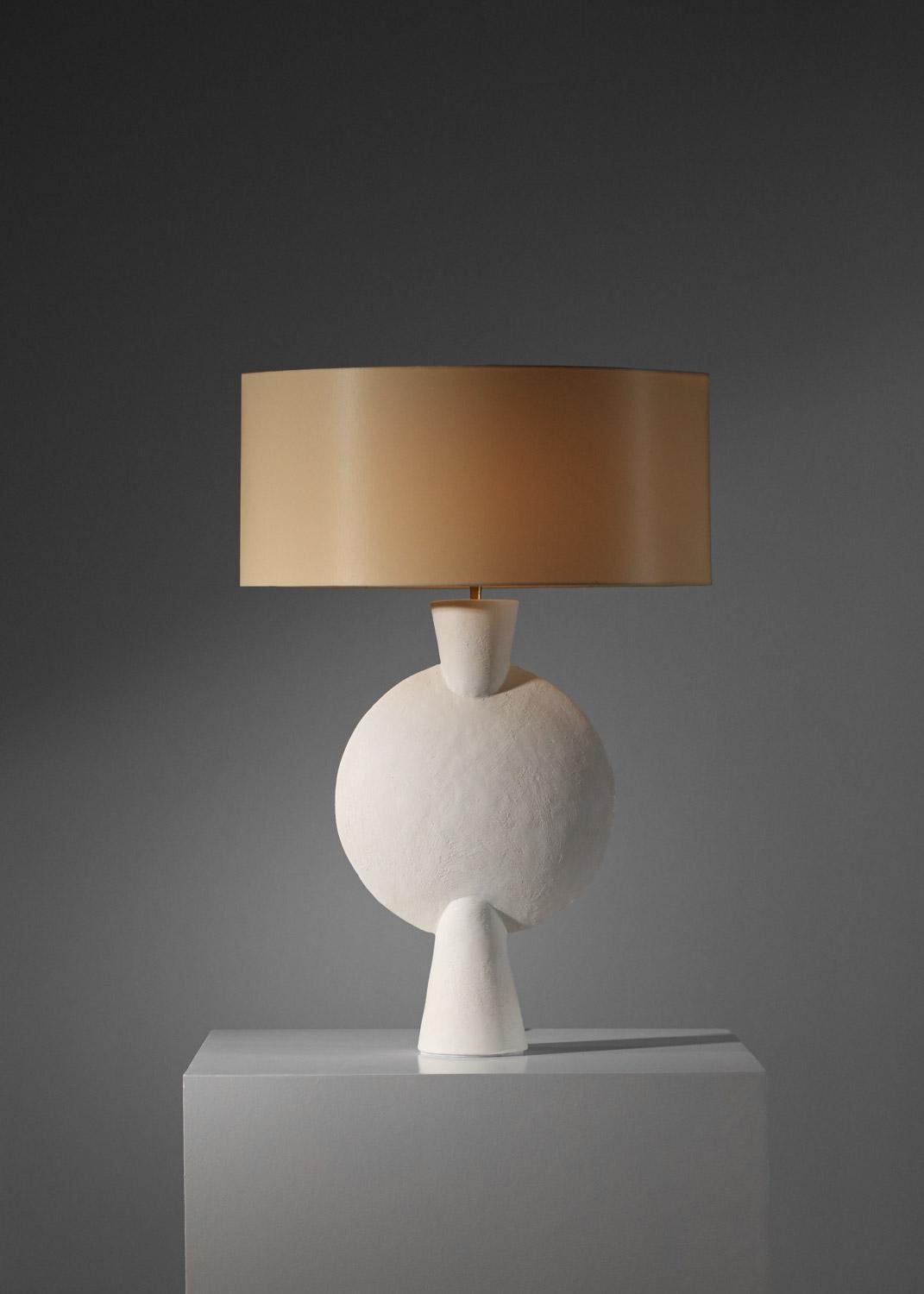 Français Grande lampe géométrique moderne en plâtre dans le style de Diego Giacometti  en vente
