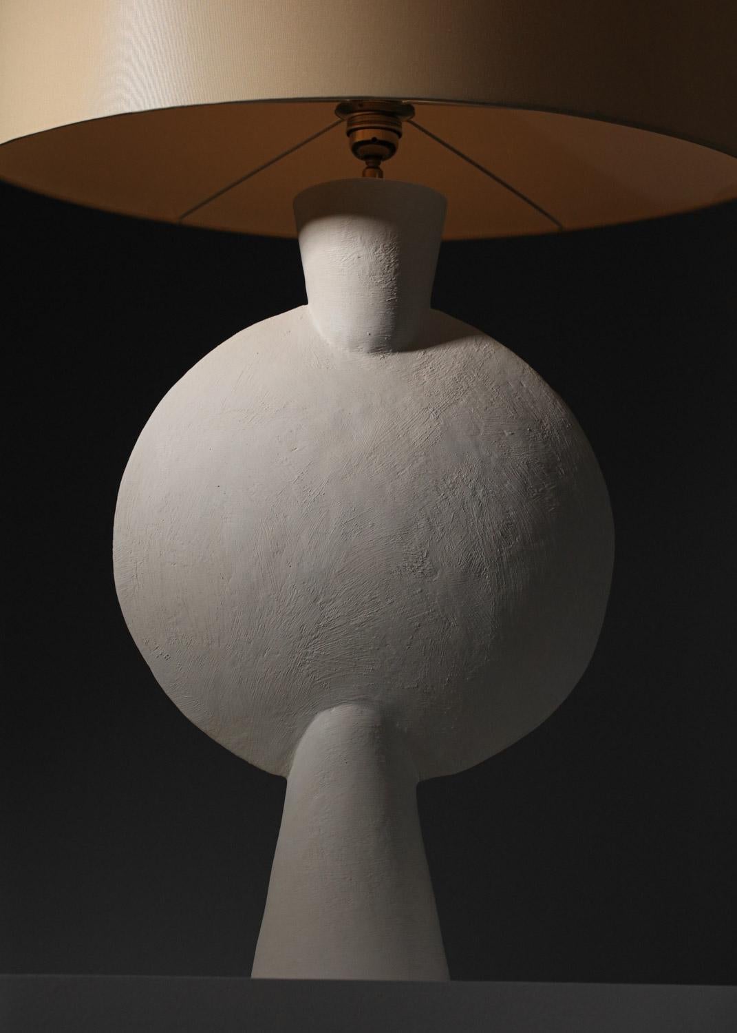 XXIe siècle et contemporain Grande lampe géométrique moderne en plâtre dans le style de Diego Giacometti  en vente