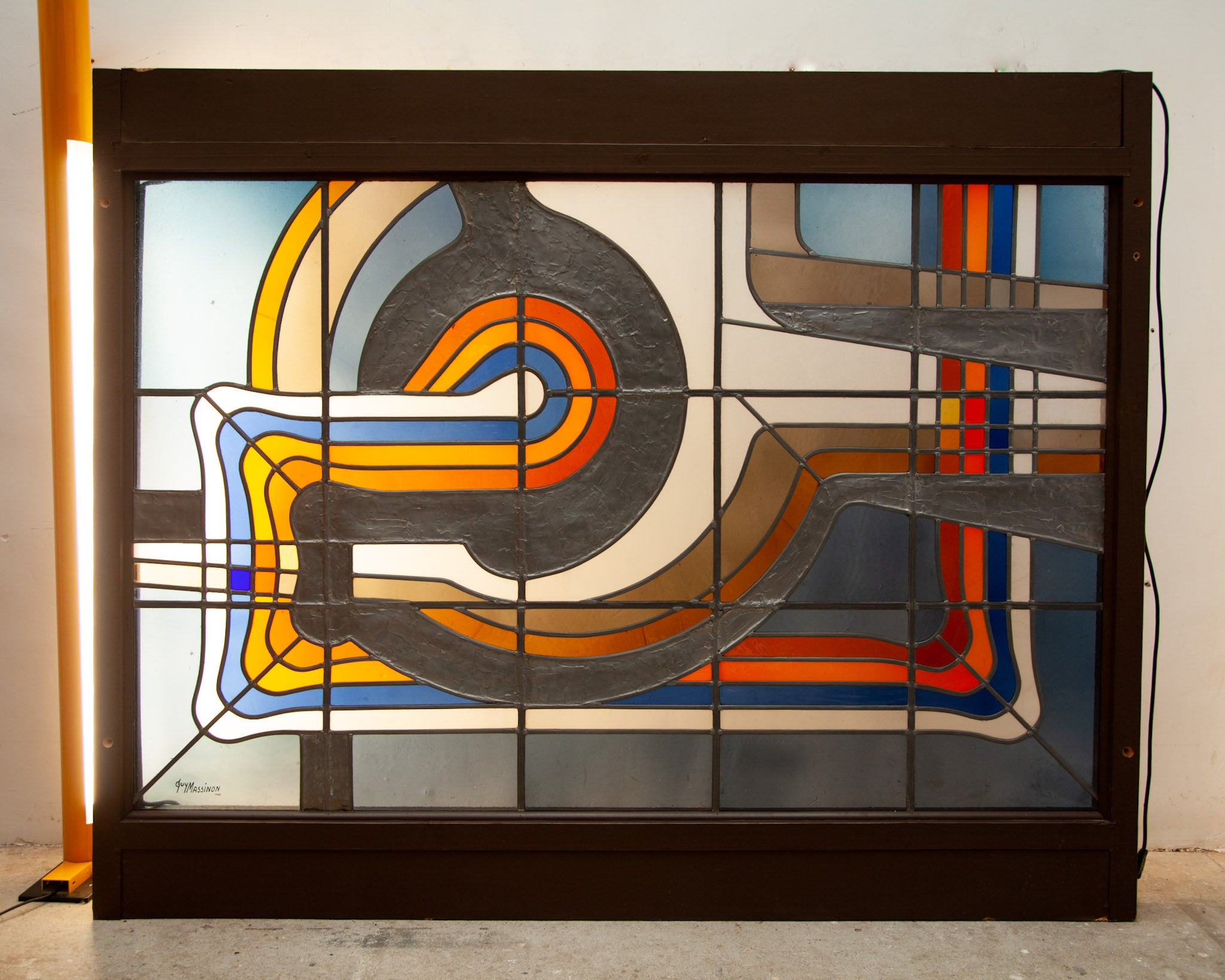 Décoration murale moderne en verre de Guy Massinon, 1980 Belgique, signée. L'œuvre est en parfait état et est finie avec du verre épais magnifiquement coloré rouge, bleu et orange, jaune.  et blanc et des parties décorées en teinte plomb-argent.