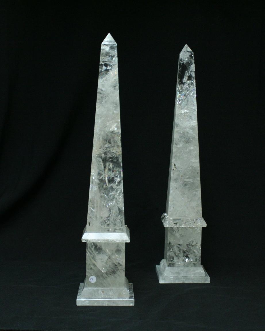 Grands obélisques modernes en cristal de roche sculptés et polis à la main. Forme traditionnelle simple avec une longue pointe effilée, un bord biseauté et une base en plinthe carrée. 

D'autres tailles sont également disponibles sur demande.