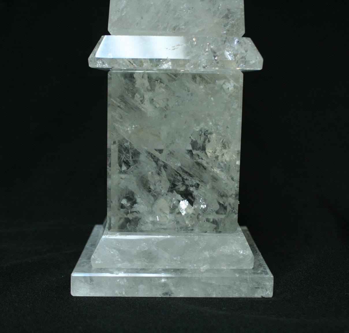 Sculpté à la main Grands obélisques modernes en cristal de roche sculptés et polis à la main en vente