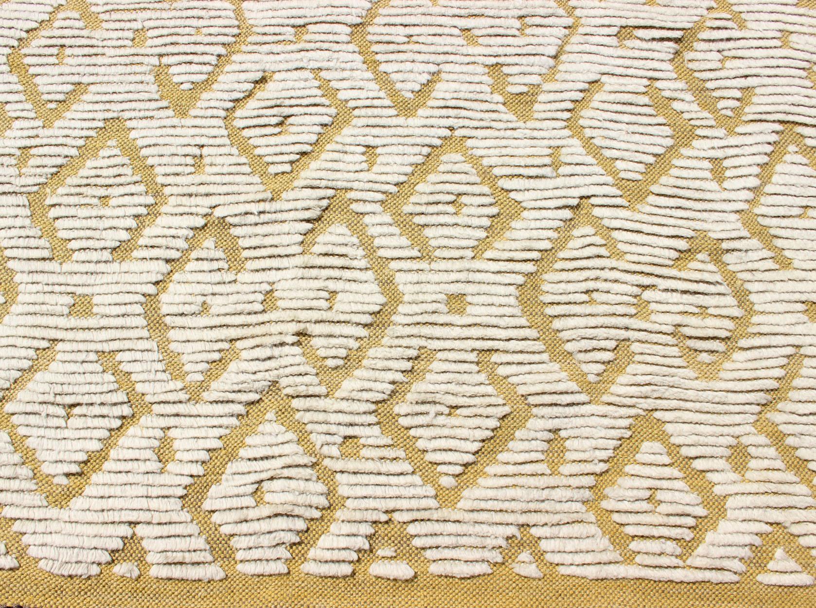 Modern Hand-Knotted Rug in Wool with Diamond Design in Marigold and Cream

This modern Indian rug has been hand-knotted in wool and features an all-over, sub-geometric diamond design rendered in marigold and cream tones; making it a marvelous fit