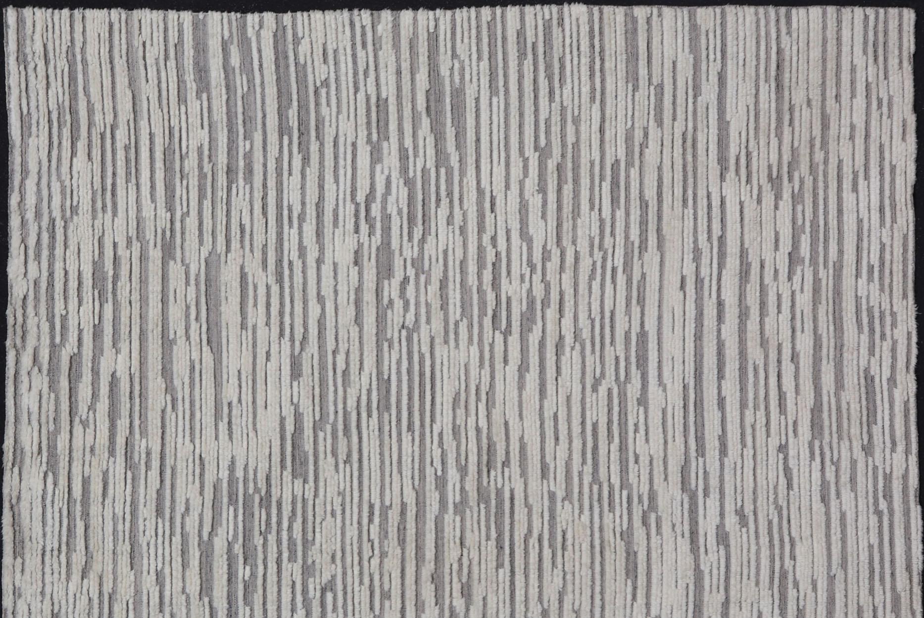 Lana Tappeto Hi-Low moderno di grandi dimensioni con design a strisce astratte in grigio, taupe e bianco sporco in vendita