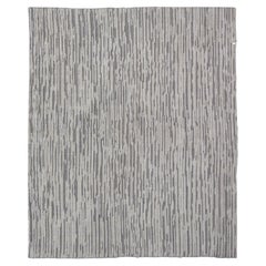 Grand tapis moderne Hi-Low à rayures abstraites en gris, taupe et blanc cassé