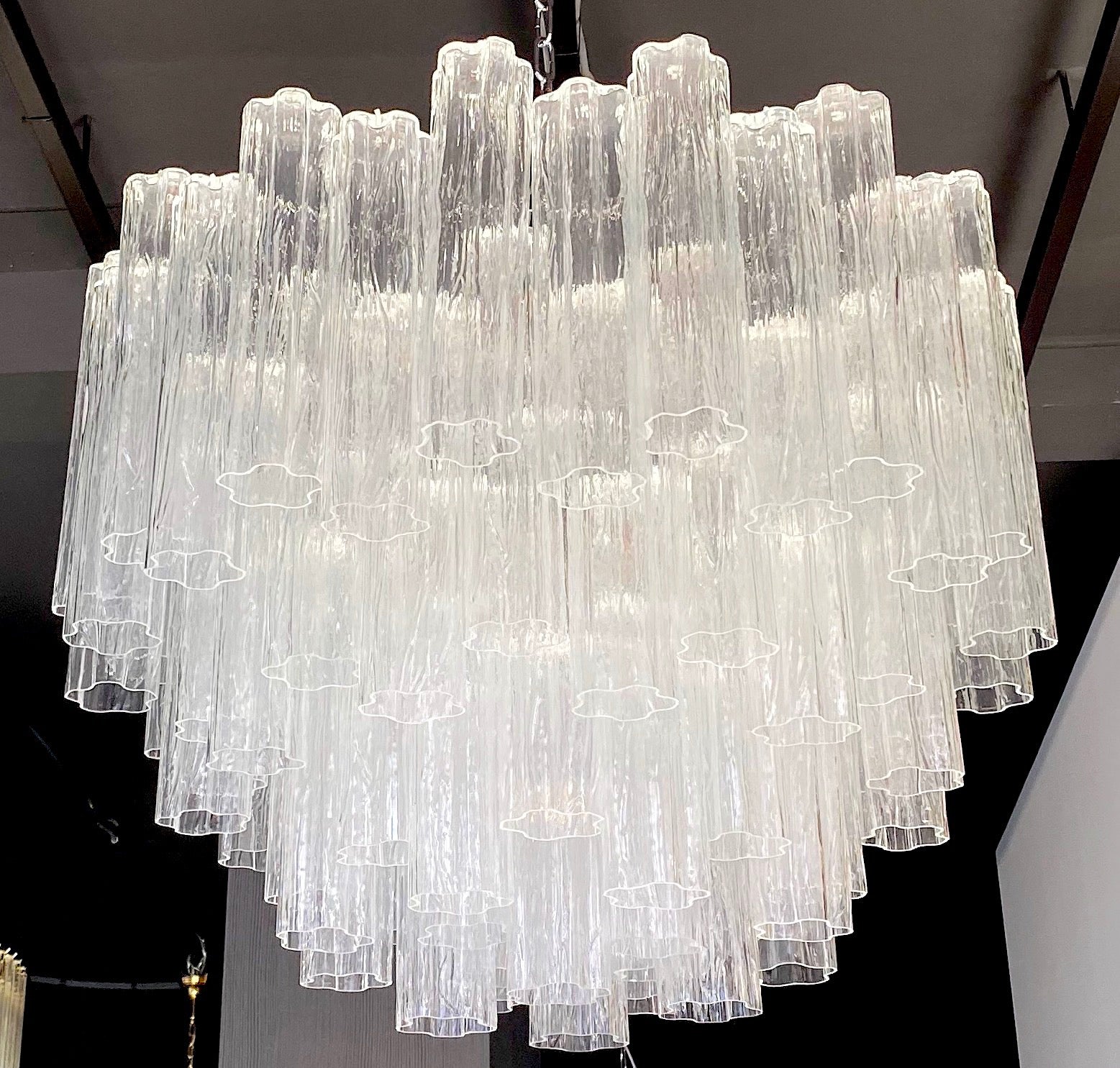 Stupefacente lampadario con 78 vetri tronchi trasparenti di Murano lunghi 20 cm.
Struttura in metallo nichelato su quattro livelli.
 Otto lampadine E 27
 Il prezzo si intende per articolo.






