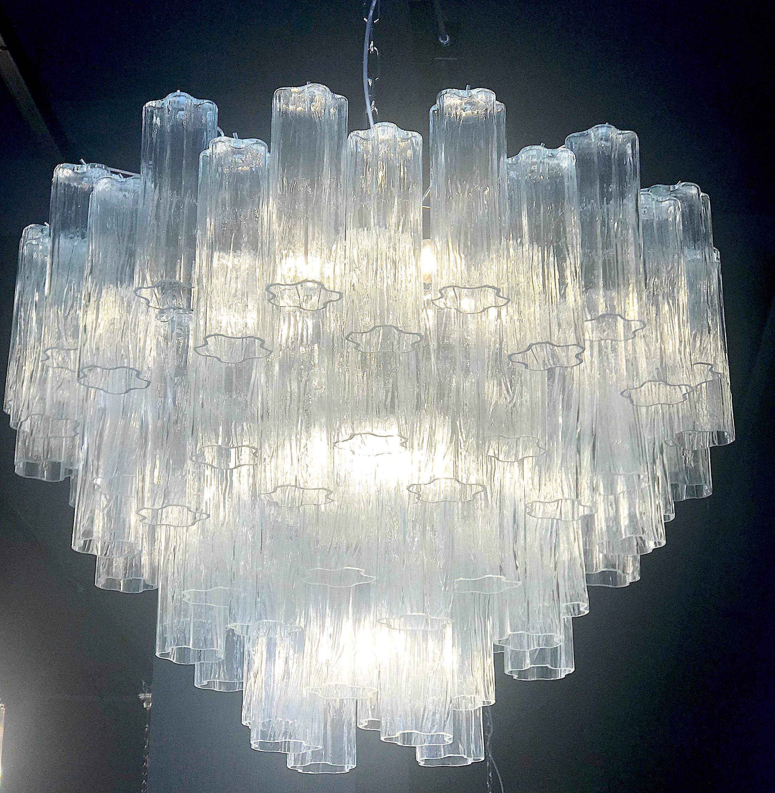 XXI secolo e contemporaneo Grande lampadario moderno in vetro di Murano Ice Tronchi in vendita