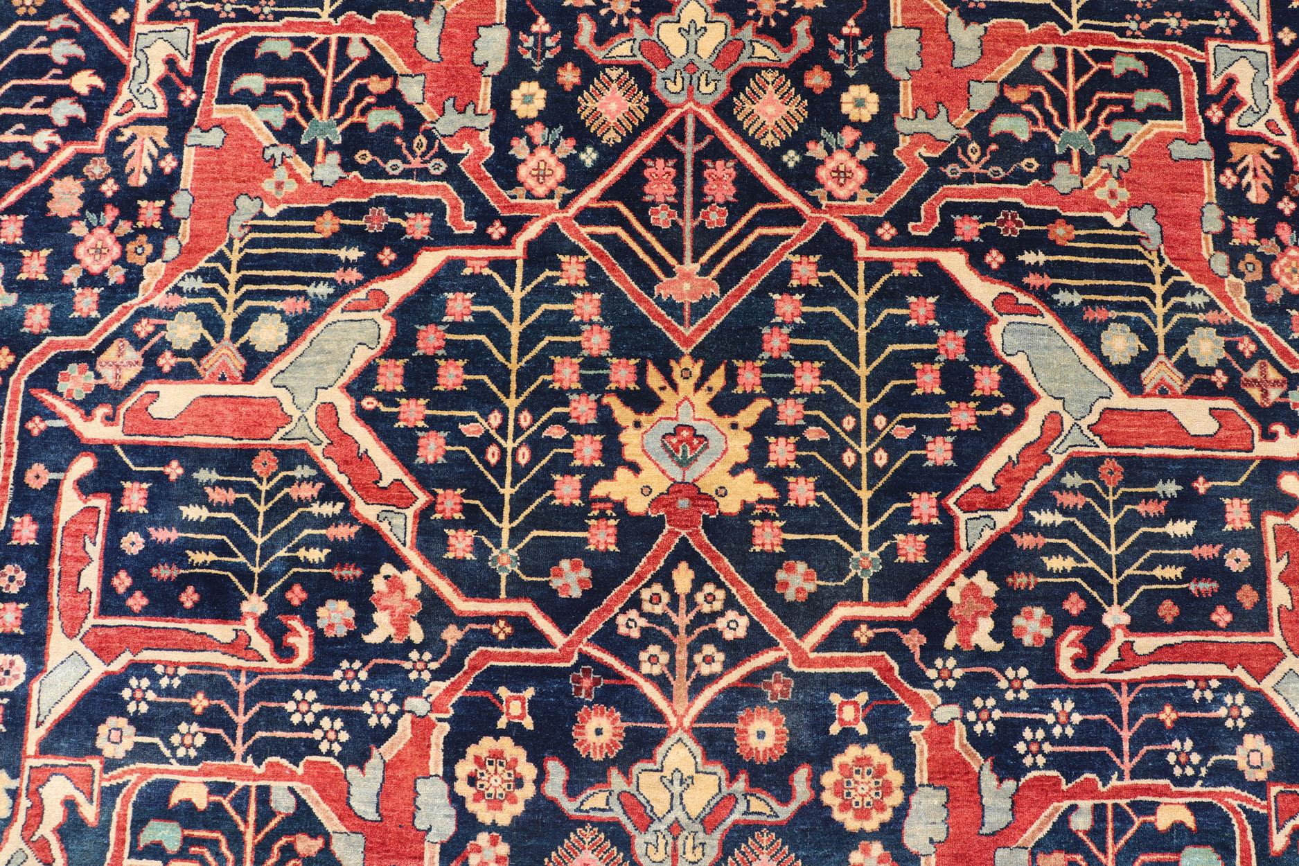 Großer moderner indischer Bidjar-Teppich aus Wolle in Blau-, Rot- und Rosatönen.
Maße 10'0 x 14'1
Dieser moderne Bidjar zeichnet sich durch das weltberühmte Garrus-Design aus. Die Mitte dieses gewebten Kunstwerks beginnt mit einem marineblauen