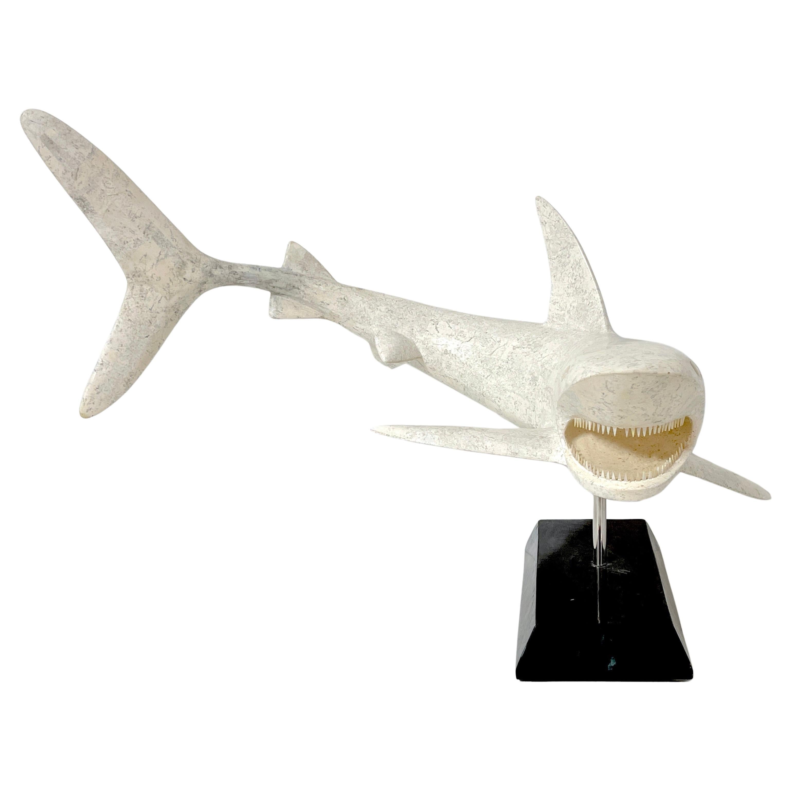 Grande sculpture moderne en pierre tessellée d'un grand requin blanc  